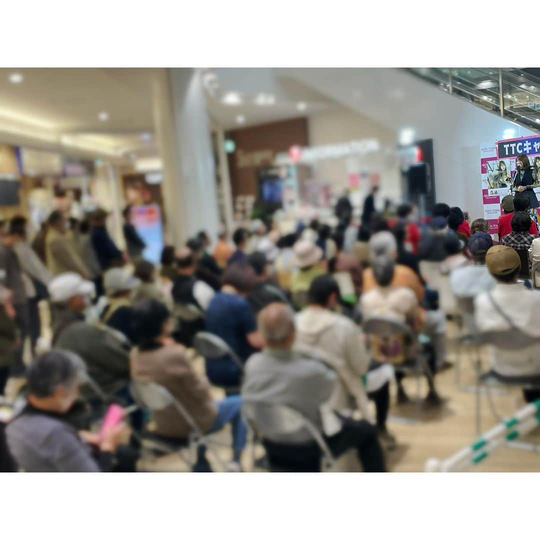 おかゆのインスタグラム：「🎼🐶🔊🎶🎸💫🌈  千葉県佐倉市 イオンタウンユーカリが丘でのキャンペーン🌈🐶  ご観覧下さいました皆様、ファミリーの皆様、 スタッフの皆様、 本当にありがとうございました！🎶  新曲「#渋谷のマリア」 キャンペーンで初披露…🥹🎸 ドキドキでした🥲  TTC山口さんとやすおさんともパシャリ！🤩 いつもありがとうございます😊  ラジオアミューズメントパーク 「ラジおかゆ」のディレクター 飯島さんも会場にお越し下さいました🤩 嬉しかった！🐶🎶 ありがとうございます🎸🥹 おかゆん家ファミリーにも 伝えられてよかったです🏡🌈 第５シーズンもあると良いなぁ🥲💫  #渋谷のマリア #千葉県佐倉市 #イオンタウンユーカリが丘 #ラジおかゆ」