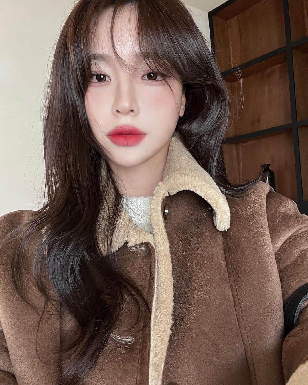 ナム・スミンのインスタグラム：「내일 낮 12시 스바틱 공구 오픈 다들 아나요🫶 오픈 후 딱 2시간만 6+1 타임찬스 절대 놓치지 마세요♥️  요즘 다이어트 중인데 어제 밤에 단 거 안 먹으면 진짜진짜 죽을 것 같더라고요,,??ㅠ 크림 올라간 라떼 시킬 뻔 했는데 스바틱 한 포 털어넣으니까 진정 돼서 참았오요,,🍓 딸기 마이쮸맛 존맛탱😋 입터짐도 참고 피부도 좋ㅇㅏ짐🤭  속건조가 고민인 분들, 예민하고 트러블 나는 피부가 고민인 분들 모두모두 스바틱 하세요🍓♥️  ❓피부유산균 스바틱이란❓ ✅히알루론산 120mg 함유 ✅17종의 다양한 균주 혼합설계(7종특허) ✅100억균 투입, 10억균 실온보장 ✅김치/모유/질유래 유산균 ✅생균이 장까지 도달하는 특허공법 ✅생선콜라겐 펩타이드, 비타민C 부원료 ✅7가지 첨가물 무첨가(임산부, 수유부도 안전)  +리얼 후기들은 프로필 하이라이트에서 볼 수 있어요💗」