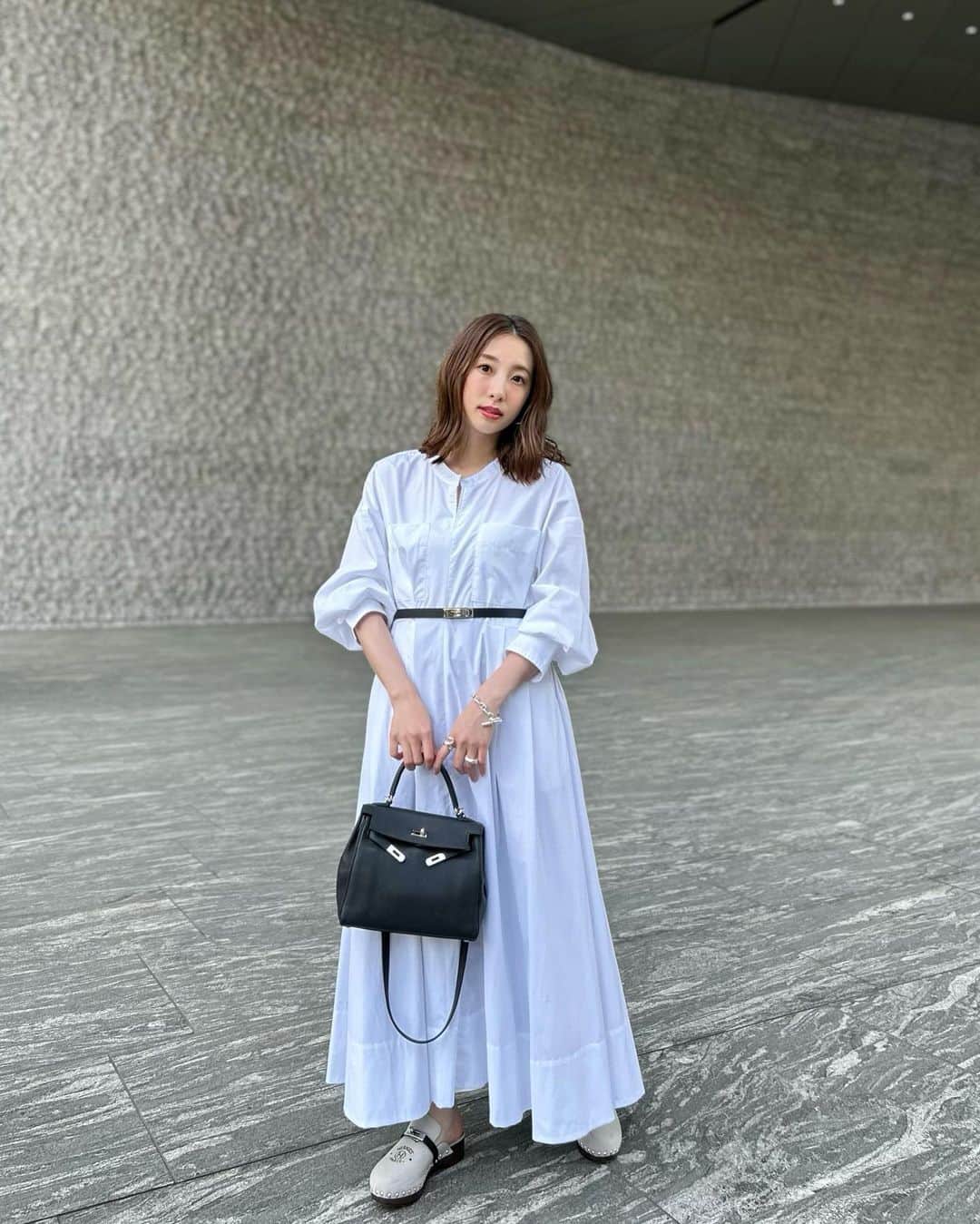 冨張愛のインスタグラム：「サボに合わせたくて購入した クリーンな真っ白シャツワンピ🕊 シャツワンピースをあまり持ってなかったので 新鮮でお気に入り🤍」