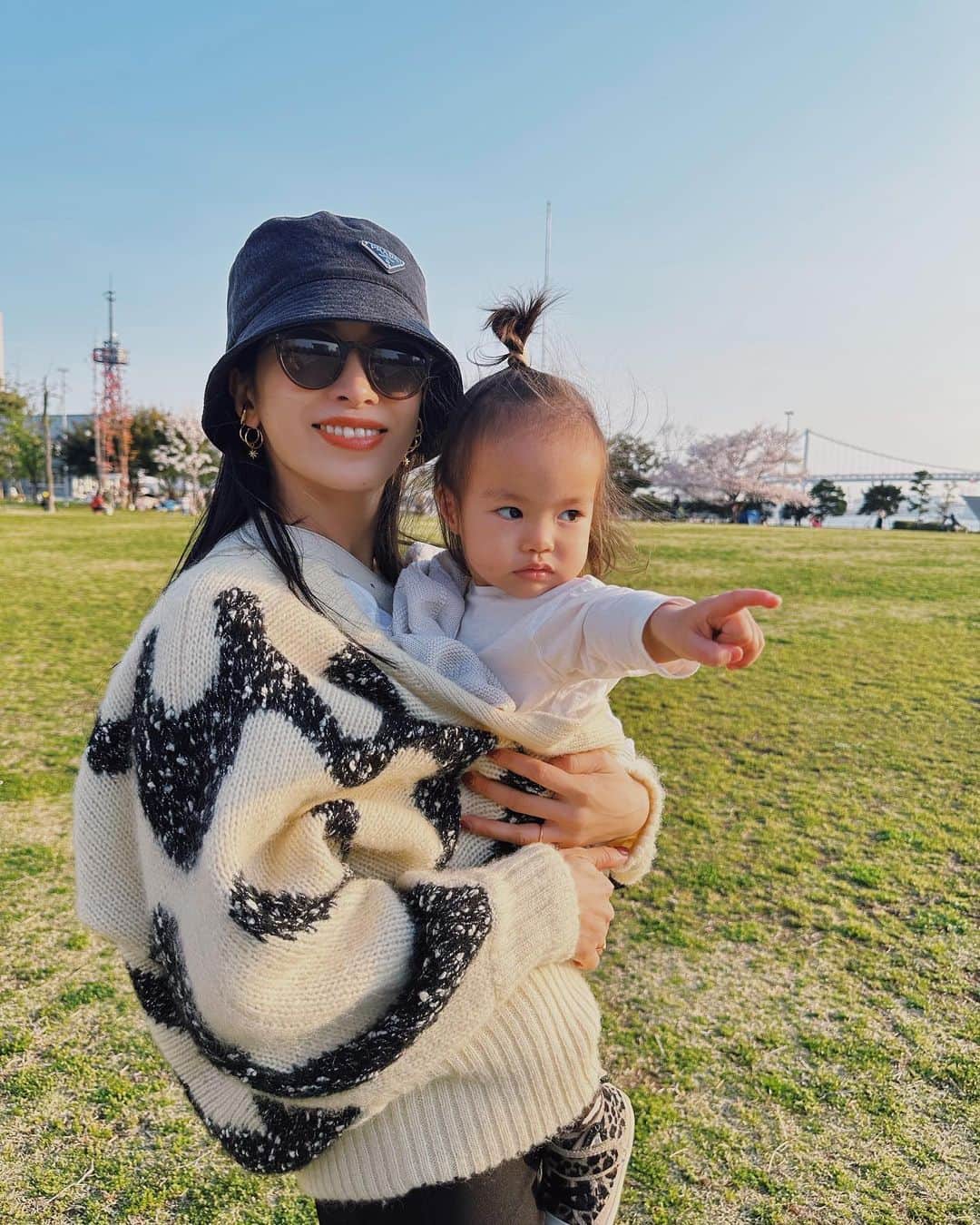 尾崎紗代子さんのインスタグラム写真 - (尾崎紗代子Instagram)「. この間の投稿が息子オバショットだったので 本日は夫オバショットで並べてみる。 今の季節の公園遊びは最高に気持ち良いね☺️🌸  #オバショットBINGO #あともう1オバ #しょーもな #momlife #mommylife #mommy  #育児 #ママライフ  #6歳 #4歳 #1歳 #motherof3 #motherhood  #family #familyphoto  #3人育児  #3児のママ #3児ママ  #familytime  #5人家族 #familyphotograhy #familyfirst」4月8日 19時33分 - osayo_osayo