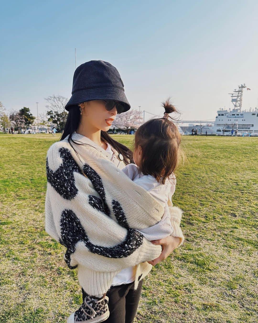 尾崎紗代子さんのインスタグラム写真 - (尾崎紗代子Instagram)「. この間の投稿が息子オバショットだったので 本日は夫オバショットで並べてみる。 今の季節の公園遊びは最高に気持ち良いね☺️🌸  #オバショットBINGO #あともう1オバ #しょーもな #momlife #mommylife #mommy  #育児 #ママライフ  #6歳 #4歳 #1歳 #motherof3 #motherhood  #family #familyphoto  #3人育児  #3児のママ #3児ママ  #familytime  #5人家族 #familyphotograhy #familyfirst」4月8日 19時33分 - osayo_osayo