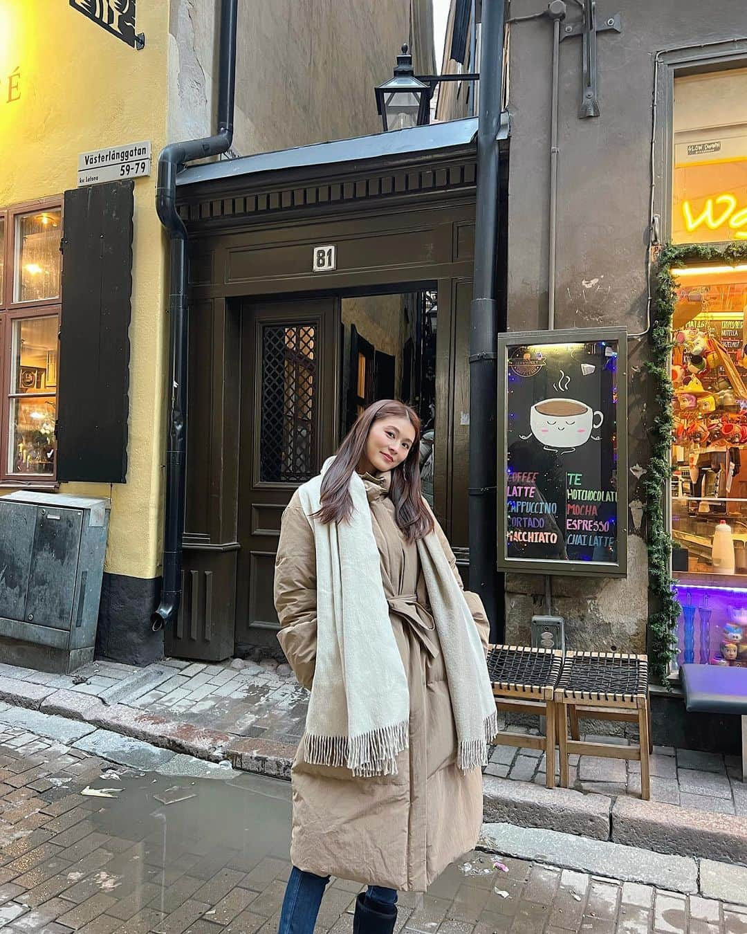 東野佑美さんのインスタグラム写真 - (東野佑美Instagram)「📍Stockholm, Sweden 世界一狭い路地と言われている道が 本当に細くて思わず動画撮りました🐈‍⬛❤︎…  #ヨーロッパ周遊 #スウェーデン #ストックホルム #gamlastan」4月8日 19時33分 - yumi.higashino