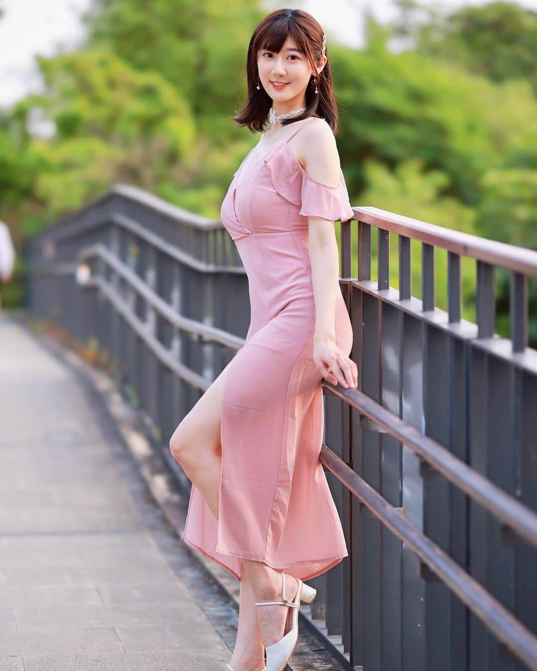 茉晶のインスタグラム：「每個人都有自己的閃光點 無需跟別人比較  有些人是活潑開朗的個性吸引人，也有些人是內斂沈穩的氣質讓人著迷～  每個人的專長以及有興趣的領域也都不一樣。 人是立體而且多面向的。  發現自己的特質、打造好自己的人設，可以做自己但不要太放肆，每個人都可以發揮自己獨有的魅力。  📷 @point899」