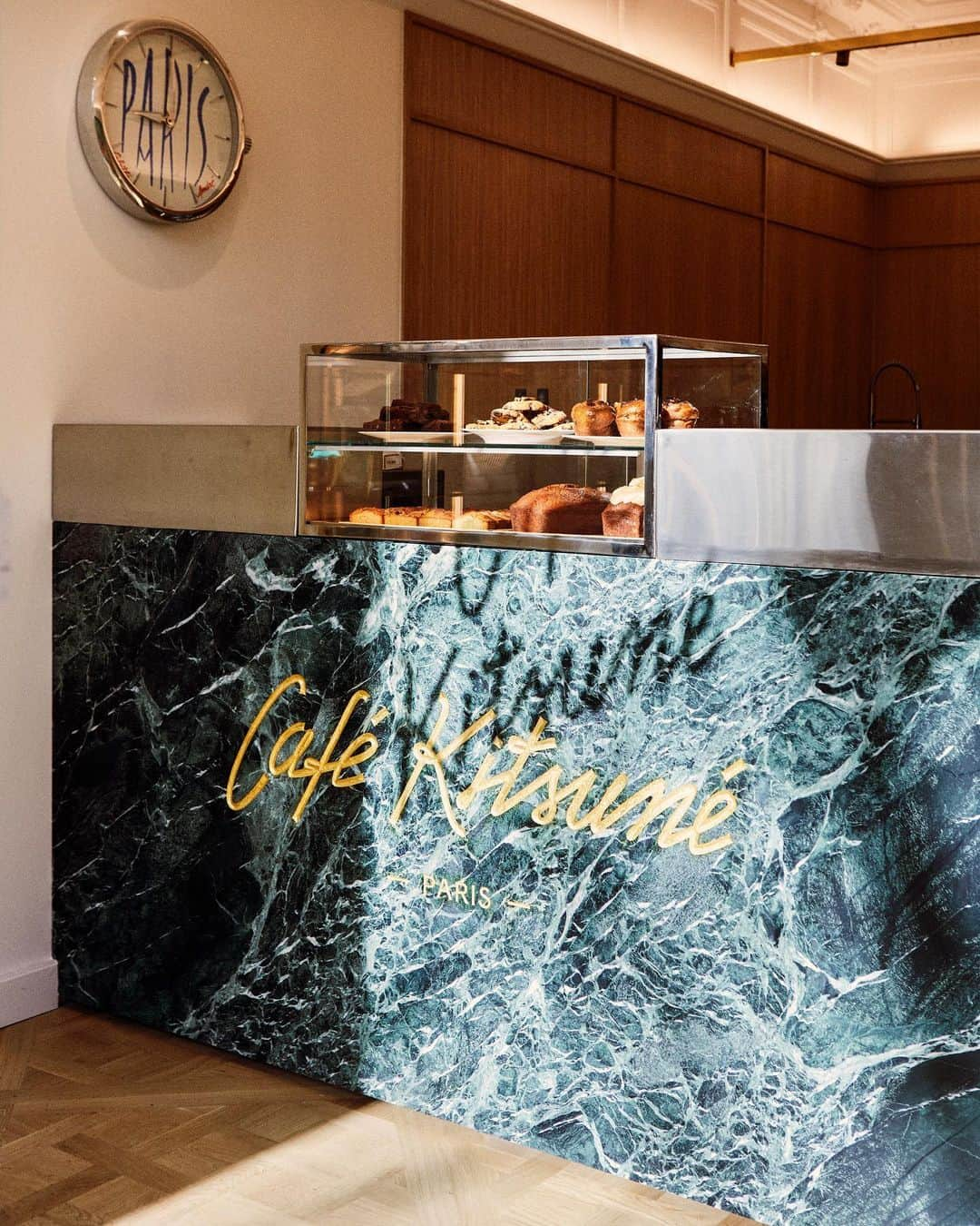 Gildas Loaëcさんのインスタグラム写真 - (Gildas LoaëcInstagram)「Authentic, Iconic, Parisian: welcome to our newly redesigned #CafeKitsunePalais Royal 🥹🥹 The Palais Royal Gardens are a symbol of Parisian authenticity and refinement. Ten years after its opening, our first historical café is still in its original space under the Gardens' signature 18th century arcades. The new decor is an elegant mix of typical French architectural elements and subtle Japanese influences. The minimalist wood panels that decorates the walls seamlessly blend with the Versailles parquet floors and intricate ceiling moldings, carefully restored. The green marble counter features a golden Café Kitsuné logo engraved on its front. Whether it's for a coffee to go or 'en terrasse, visit us to enjoy your favorite specialty drinks and pastries in a magical atmosphere, gazing over the garden's beautiful landscape. 👉🏻 Café Kitsuné Palais Royal 51 Galerie Montpensier, 75001 Paris Monday-Sunday: 9:30am-7pm #CafeKitsune #CK #ParisCafe #PalaisRoyal #ParisCoffeeShops」4月8日 19時26分 - gildaskitsune