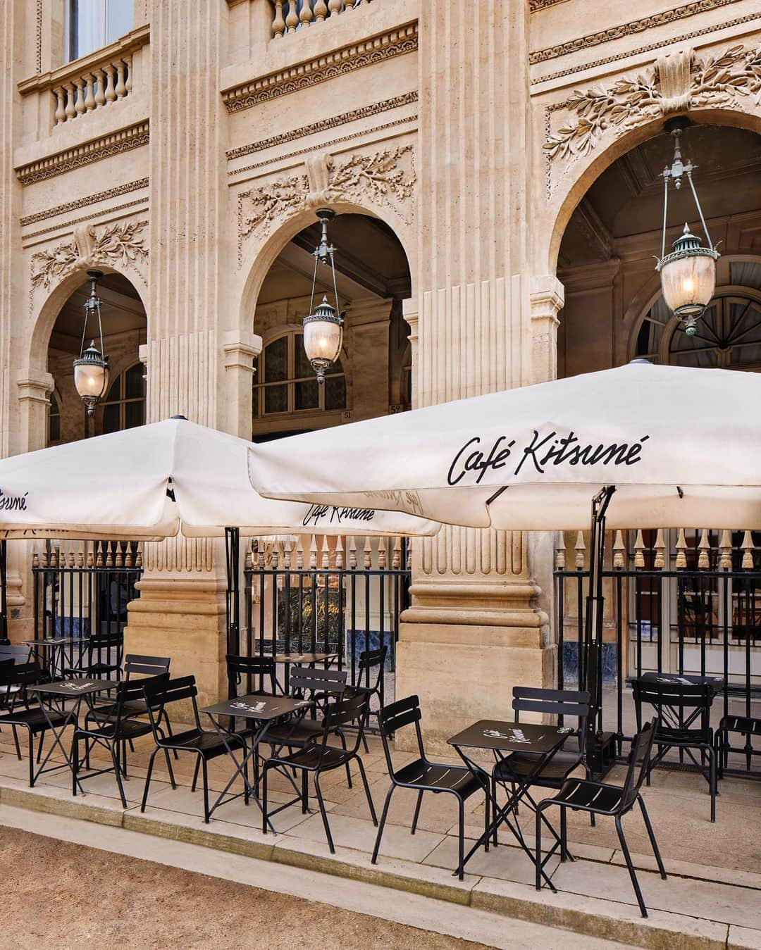 Gildas Loaëcさんのインスタグラム写真 - (Gildas LoaëcInstagram)「Authentic, Iconic, Parisian: welcome to our newly redesigned #CafeKitsunePalais Royal 🥹🥹 The Palais Royal Gardens are a symbol of Parisian authenticity and refinement. Ten years after its opening, our first historical café is still in its original space under the Gardens' signature 18th century arcades. The new decor is an elegant mix of typical French architectural elements and subtle Japanese influences. The minimalist wood panels that decorates the walls seamlessly blend with the Versailles parquet floors and intricate ceiling moldings, carefully restored. The green marble counter features a golden Café Kitsuné logo engraved on its front. Whether it's for a coffee to go or 'en terrasse, visit us to enjoy your favorite specialty drinks and pastries in a magical atmosphere, gazing over the garden's beautiful landscape. 👉🏻 Café Kitsuné Palais Royal 51 Galerie Montpensier, 75001 Paris Monday-Sunday: 9:30am-7pm #CafeKitsune #CK #ParisCafe #PalaisRoyal #ParisCoffeeShops」4月8日 19時26分 - gildaskitsune