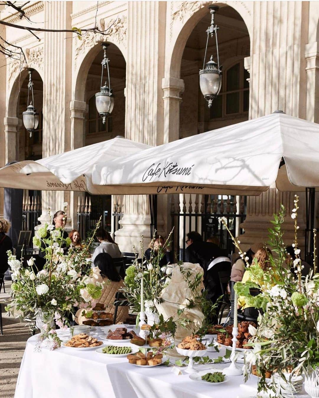 Gildas Loaëcさんのインスタグラム写真 - (Gildas LoaëcInstagram)「Authentic, Iconic, Parisian: welcome to our newly redesigned #CafeKitsunePalais Royal 🥹🥹 The Palais Royal Gardens are a symbol of Parisian authenticity and refinement. Ten years after its opening, our first historical café is still in its original space under the Gardens' signature 18th century arcades. The new decor is an elegant mix of typical French architectural elements and subtle Japanese influences. The minimalist wood panels that decorates the walls seamlessly blend with the Versailles parquet floors and intricate ceiling moldings, carefully restored. The green marble counter features a golden Café Kitsuné logo engraved on its front. Whether it's for a coffee to go or 'en terrasse, visit us to enjoy your favorite specialty drinks and pastries in a magical atmosphere, gazing over the garden's beautiful landscape. 👉🏻 Café Kitsuné Palais Royal 51 Galerie Montpensier, 75001 Paris Monday-Sunday: 9:30am-7pm #CafeKitsune #CK #ParisCafe #PalaisRoyal #ParisCoffeeShops」4月8日 19時26分 - gildaskitsune