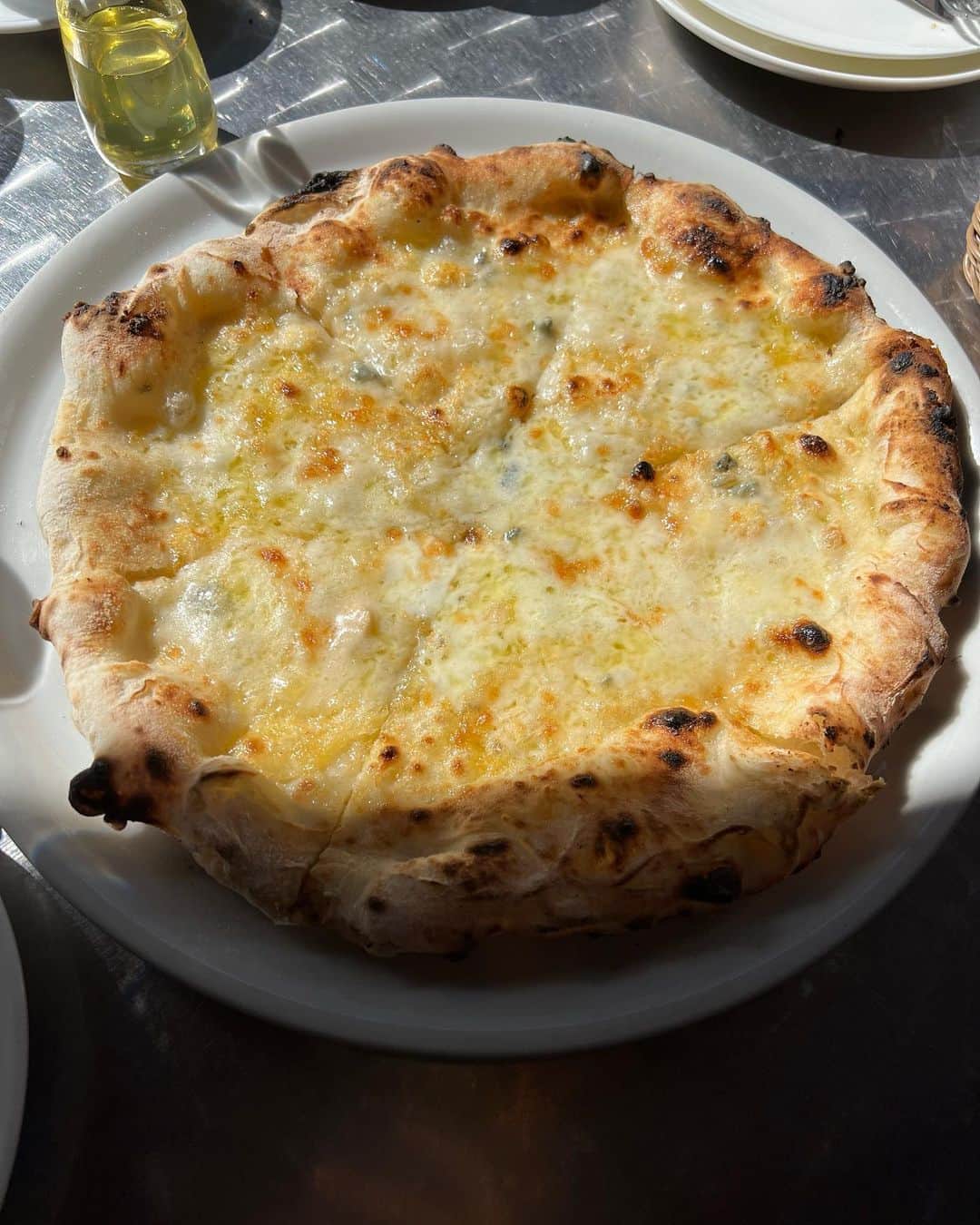 高倉絵理さんのインスタグラム写真 - (高倉絵理Instagram)「麻布十番/わんこテラス席○/わんこ店内× 『PIZZA STRADA (ピッツァ ストラーダ) 』 @pizzastrada10   いつ行ってもお客様でいっぱいの 人気のピザ屋さん。  バイロンと行けて、 美味しいピザが食べたくなったら まず思い浮かぶお店です。  この日いただいたPIZZAは ✔︎クワトロフォルマッジ ✔︎ジェノベーゼ  もちもち食感で程よい塩気の生地は そのままいただいても美味しい♡  予約して行くのがオススメです！  📍 PIZZA STRADA (ピッツァ ストラーダ) 東京都港区麻布十番3-6-2 NS麻布十番ビル 1F  @pizzastrada10   #ピッツァストラーダ #わんことお出かけ #わんこのいる暮らし #わんこと暮らす幸せ #わんこのいる生活 #わんこなしでは生きていけません会 #テラス席わんこOK #麻布十番グルメ #港区グルメ #麻布十番ランチ #ぐるわん #犬同伴可 #ペット可」4月8日 19時27分 - eri_t28