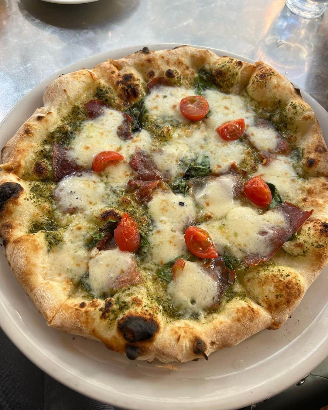 高倉絵理さんのインスタグラム写真 - (高倉絵理Instagram)「麻布十番/わんこテラス席○/わんこ店内× 『PIZZA STRADA (ピッツァ ストラーダ) 』 @pizzastrada10   いつ行ってもお客様でいっぱいの 人気のピザ屋さん。  バイロンと行けて、 美味しいピザが食べたくなったら まず思い浮かぶお店です。  この日いただいたPIZZAは ✔︎クワトロフォルマッジ ✔︎ジェノベーゼ  もちもち食感で程よい塩気の生地は そのままいただいても美味しい♡  予約して行くのがオススメです！  📍 PIZZA STRADA (ピッツァ ストラーダ) 東京都港区麻布十番3-6-2 NS麻布十番ビル 1F  @pizzastrada10   #ピッツァストラーダ #わんことお出かけ #わんこのいる暮らし #わんこと暮らす幸せ #わんこのいる生活 #わんこなしでは生きていけません会 #テラス席わんこOK #麻布十番グルメ #港区グルメ #麻布十番ランチ #ぐるわん #犬同伴可 #ペット可」4月8日 19時27分 - eri_t28