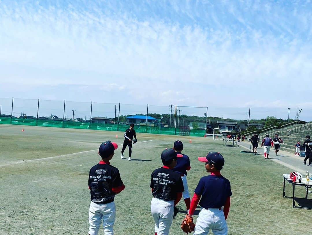 吉田眞紀人さんのインスタグラム写真 - (吉田眞紀人Instagram)「... 今日は少年野球チーム【請西ブレーブス】にお邪魔させて頂きました👏  サッカーとは違う野球。 これも一つの素晴らしいスポーツ！！  なかなか普段は経験出来ない野球ですが、子どもたちとキャッチボールしたり、バッターとして打席に立たせてもらったりしました😆  しっかりと2アウトでしたけど凄く楽しかったです👍  野球少年も生き生きとした顔でみんな野球を楽しんでいました🤲  野球を通じて努力すること、仲間を大切にすること、沢山のことを経験して成長していって欲しいです⚾️🔥 ...  #吉田まきと #請西ブレーブス #スポーツで健康に #木更津市出身初のJリーガー #木更津に新しい景色を #木更津 #木更津市議会議員選挙」4月8日 19時29分 - makito_official