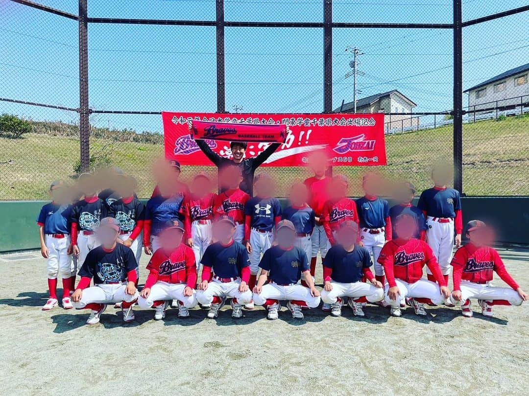吉田眞紀人のインスタグラム：「... 今日は少年野球チーム【請西ブレーブス】にお邪魔させて頂きました👏  サッカーとは違う野球。 これも一つの素晴らしいスポーツ！！  なかなか普段は経験出来ない野球ですが、子どもたちとキャッチボールしたり、バッターとして打席に立たせてもらったりしました😆  しっかりと2アウトでしたけど凄く楽しかったです👍  野球少年も生き生きとした顔でみんな野球を楽しんでいました🤲  野球を通じて努力すること、仲間を大切にすること、沢山のことを経験して成長していって欲しいです⚾️🔥 ...  #吉田まきと #請西ブレーブス #スポーツで健康に #木更津市出身初のJリーガー #木更津に新しい景色を #木更津 #木更津市議会議員選挙」