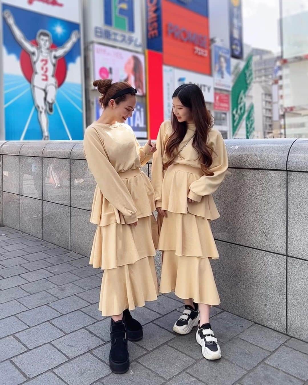 新垣樹里のインスタグラム：「今日は起きて20分で家出て 髪の毛ボサボサ メイク最小限 暖かさ優先の服やったけど 可愛いワンピ見つけて 速攻着る155cm同士🤝🤣  この服で明日TikTok上げるから見てね🫶  #リンクコーデ#オソロコーデ #155cmコーデ」