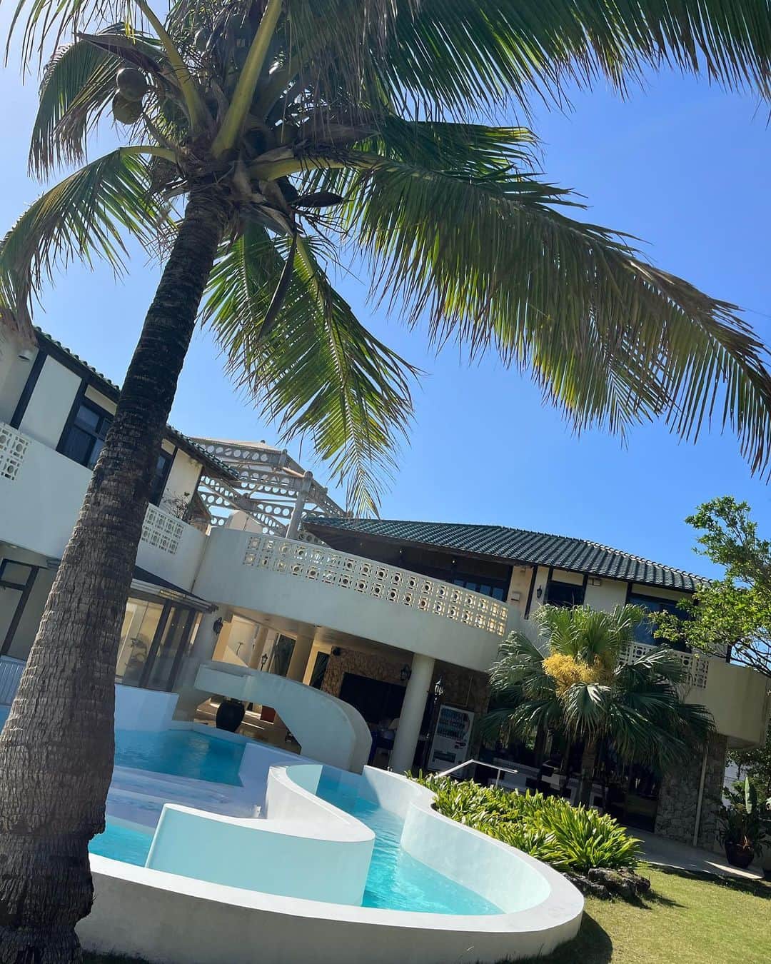 YOUKORINさんのインスタグラム写真 - (YOUKORINInstagram)「ホテルのプール👙🌴 ビーチサイドで寝転がるのが 幸せ過ぎた🥹💓 @la_casa_panacea_okinawa_resort  CA4RAの麦わら帽子を新調しました👒@ca4la_official  相変わらずプール開き早め🫢  #沖縄旅行#沖縄#プール#pool#プライベートリゾートホテル#Okinawa#水着#サウナ付きホテル#恩納村ホテル#okinawatrip」4月8日 19時30分 - xxy0uc0riinxx