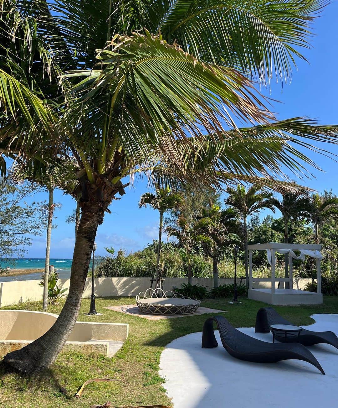 YOUKORINさんのインスタグラム写真 - (YOUKORINInstagram)「ホテルのプール👙🌴 ビーチサイドで寝転がるのが 幸せ過ぎた🥹💓 @la_casa_panacea_okinawa_resort  CA4RAの麦わら帽子を新調しました👒@ca4la_official  相変わらずプール開き早め🫢  #沖縄旅行#沖縄#プール#pool#プライベートリゾートホテル#Okinawa#水着#サウナ付きホテル#恩納村ホテル#okinawatrip」4月8日 19時30分 - xxy0uc0riinxx