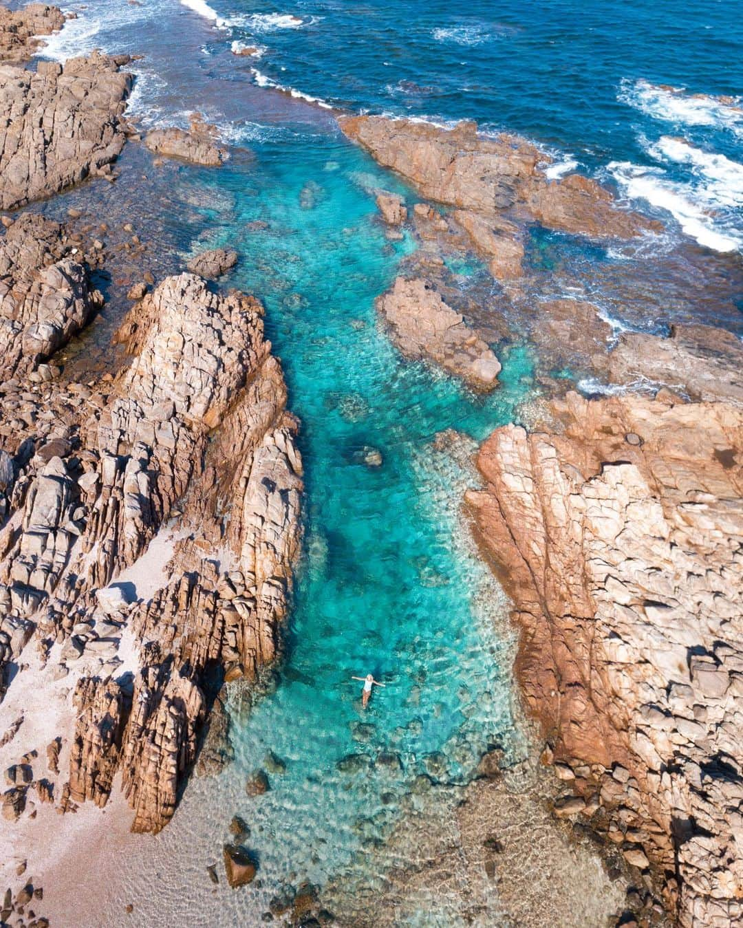 のインスタグラム：「When both the journey and the destination are equally as magnificent 🌊  You’ll find this pristine lagoon, known as the Aquarium, just a 20min hike from @smiths_beach_resort  It’s one of my favorite stretches along the cape to cape track. The wild coastline, ancient boulders and turquoise rock pools are breathtaking. If you’re into rock climbing it’s got some great climbs.   Some tips for visiting the Aquarium - ✨ Go early to avoid crowds  ✨ Bring your snorkel gear 🐠 and underwater camera. The water is crystal clear ✨ Go prepared - bring water, food, shade and all your essentials for a beach day.  ✨ Travel with a first aid kit if you plan on hiking and wear protective shoes. Water shoes are also helpful  ✨ There are no bins so please always take your rubbish with you and leave this beautiful nature as you found it ✨ Explore the surrounding area and keep an eye out for wildlife. We have seen an echidna on the track from Smiths beach   Make sure to put the Aquarium on your travel list for the Margaret river region. It’s even better in person.   📸 @bobbybense   #aquarium #yallingup #smithsbeachresort #wathedreamstate #wanderoutyonder #seeaustralia #margaretriver #australiassouthwest #comeandsaygday #thisiswa #rockpool #australia #travelcommunity #adventuretravel #djiglobal #dronephotography」