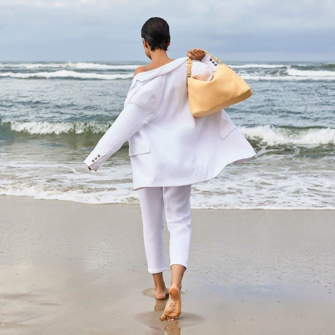 ブリーさんのインスタグラム写真 - (ブリーInstagram)「Marianne taking our Tana 9 on a beach walk [SS'23].⁠ ⁠ .⁠ .⁠ .⁠ ⁠ #bree #breesince1970 #spring #summer #new #collection #2023 #fashion #photography #portugal ⁠ ⁠ Photo @marvin_kampermann ⁠ Concept @kin_nem⁠ Production & Art Direction @great_by_sandra⁠ Styling @yilmazaktepestyle⁠ Hair + Make-Up @⁠bertkietzerow⁠ Model @mariannebt」4月9日 1時01分 - breesince1970