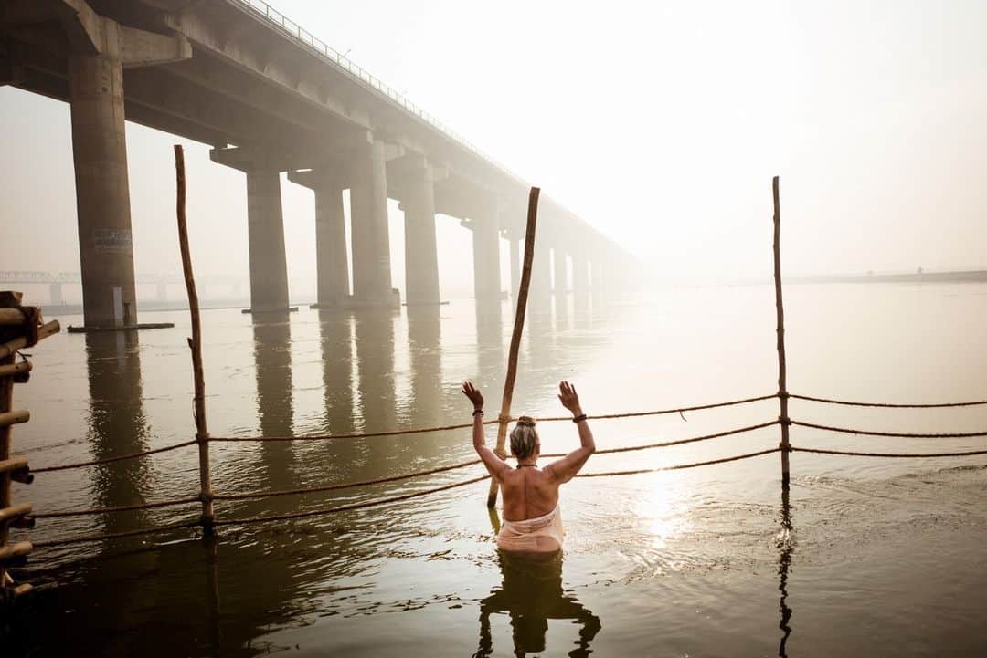 ナショナルジオグラフィックさんのインスタグラム写真 - (ナショナルジオグラフィックInstagram)「Photo by @ismailferdous |  A devotee prays to the sun while taking a dip in the Ganges River during the 2019 Ardh Kumbh Mela festival in Allahabad, India. According to ancient Hindu mythology, it's believed that immersing oneself in the holy Ganges and Yamuna Rivers—which converge in Prayagraj (also known as Allahabad)—during the Kumbh Mela washes away one's sins and purifies the soul.  Called a "half" Kumbh Mela, the event occurs in between the much larger Maha Kumbh Mela, which is held every 12 years, when the celestial alignment is considered particularly auspicious. The next Maha Kumbh Mela will be in 2025. It's the largest religious gathering in the world, with an estimated 70 million pilgrims drawn to the area over two months.   Follow @ismailferdous for more stories and go to the link in bio to read more on the festival.」4月9日 1時00分 - natgeo