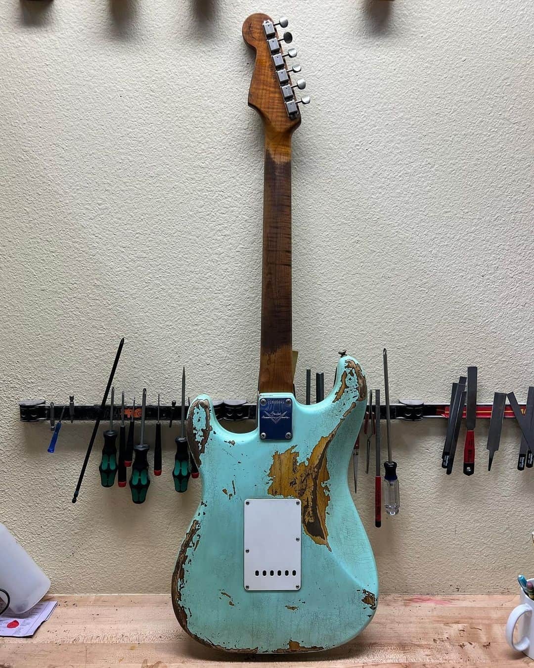 Fender Guitarさんのインスタグラム写真 - (Fender GuitarInstagram)「Everything's sunny with this '62 Surf Green over 3-Color Sunburst Strat — built by @andyhicks_fender in the @fendercustomshop. It features handwound ’63 pickups, a roasted flame maple neck, Brazilian rosewood board, a 9.5” radius and a ‘60s style oval “C” backshape. What’s your favorite feature?」4月9日 1時01分 - fender