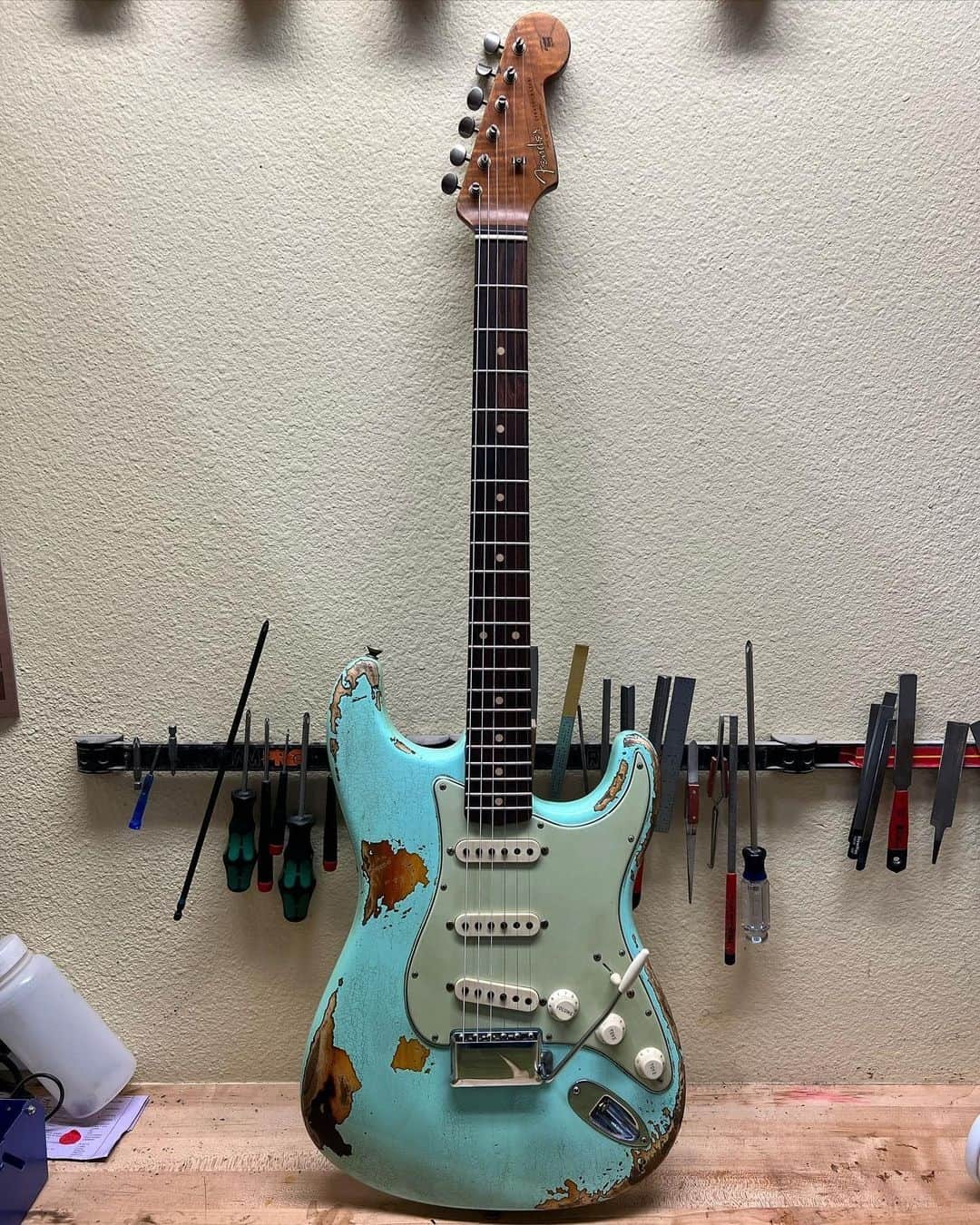Fender Guitarさんのインスタグラム写真 - (Fender GuitarInstagram)「Everything's sunny with this '62 Surf Green over 3-Color Sunburst Strat — built by @andyhicks_fender in the @fendercustomshop. It features handwound ’63 pickups, a roasted flame maple neck, Brazilian rosewood board, a 9.5” radius and a ‘60s style oval “C” backshape. What’s your favorite feature?」4月9日 1時01分 - fender
