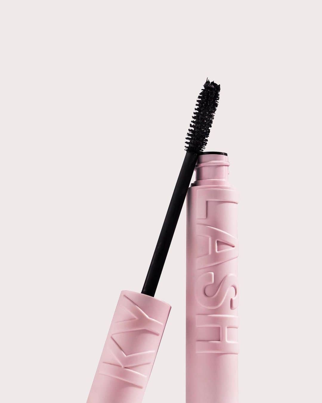 Kylie Cosmeticsさんのインスタグラム写真 - (Kylie CosmeticsInstagram)「"Instantly made my lashes look 10x better!" Swipe to see how everyone is loving our new Kylash Volume Mascara. 🖤 Now available on KylieCosmetics.com」4月9日 1時02分 - kyliecosmetics