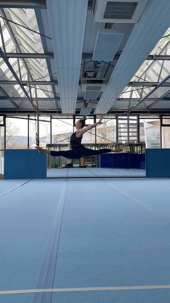 のインスタグラム：「. 🚨 3,5 months post shoulder surgery update 😌🩵 . . . #shouldersurgery#surgery#allthewayup#staypositive#recovery#rkuulm#comebackstronger#gymnast#gymnastics#turnen#keeppushing#motivationalquotes#motivationpur#dontgiveup#struggling#youcandoit#believeinyourself#nationalteamaustria#balancebeam#balancebeamskills#unevenbars#floorexercise#carinakroell」