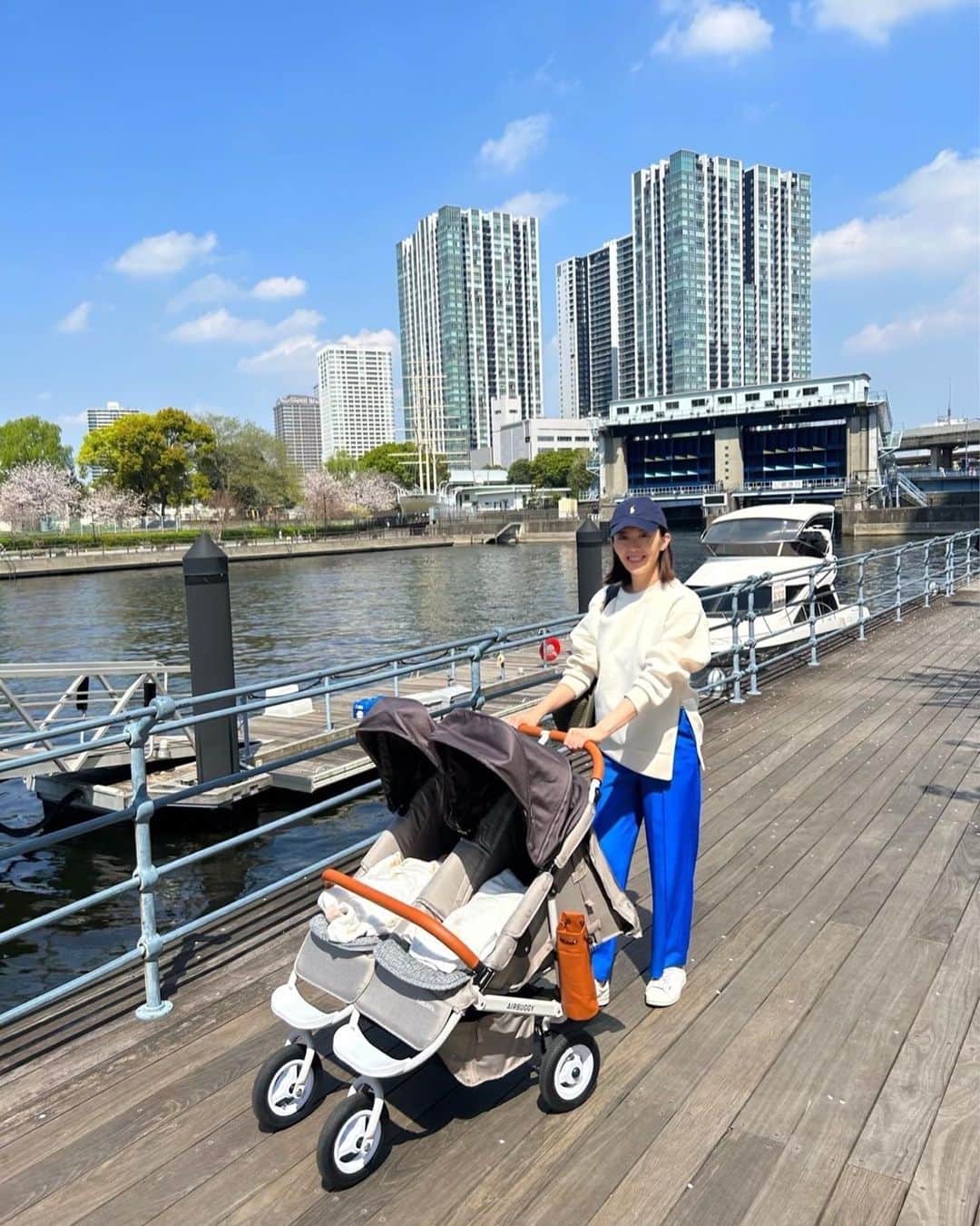 篠原菜月さんのインスタグラム写真 - (篠原菜月Instagram)「いつかのお出かけ👨‍👩‍👧‍👦 ⁡ 散歩が気持ちいい季節🌿 久しぶりに大好きなbreadworksでたくさんパンをゲット！ ⁡ 毎日5キロ近い双子を抱っこして動いているのに 体重が減らないのはなぜだろう、、🤣 ⁡ ⁡  #週末散歩#お出かけ日和#天王洲アイル #breadworks#breadworks天王洲#パン屋#双子育児#双子ママ#男女双子#双子ベビーカー#エアバギー#エアバギーココダブル」4月8日 19時42分 - natsukishinohara