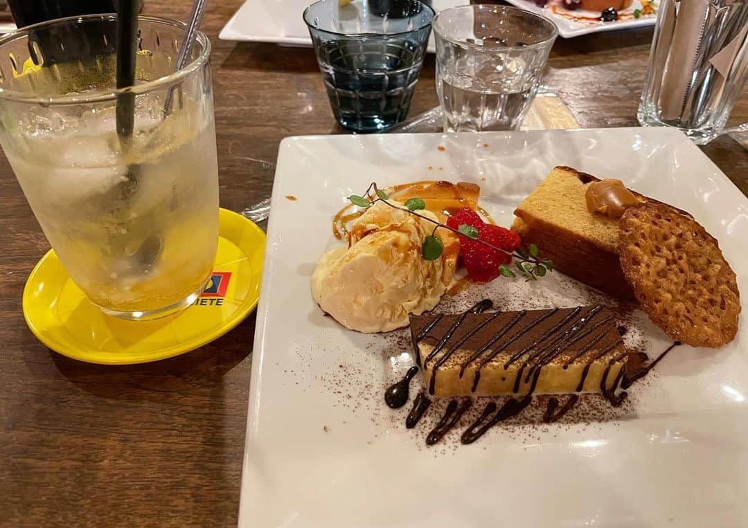 kayoさんのインスタグラム写真 - (kayoInstagram)「* * * ランチとデザート 🍴🍰 * ママいっぱい食べたね😋 * byらいち * * #チワワ #chihuahua #すき焼きハンバーグは斬新 #ケーキは3種盛り #ランチ * *」4月8日 19時34分 - kayo063