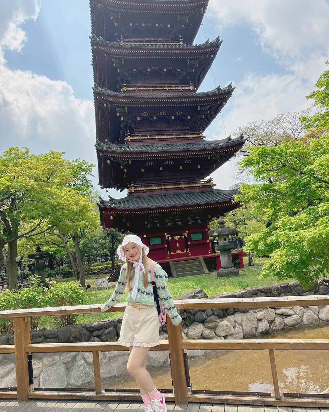 中川千尋さんのインスタグラム写真 - (中川千尋Instagram)「大好きなんだと思う  君のことが！！  #kawaii #18yearsold #ゆめぽえむ #ちーこーで #上野 #上野動物園 #観光客 #インスタグラマー さんの列に並んでお母様にそれっぽく撮ってもらいましたワラ　ここ有名なスポットなのかな⁇東京初心者なので毎日楽しいです♪」4月8日 19時35分 - uug2_chiiko