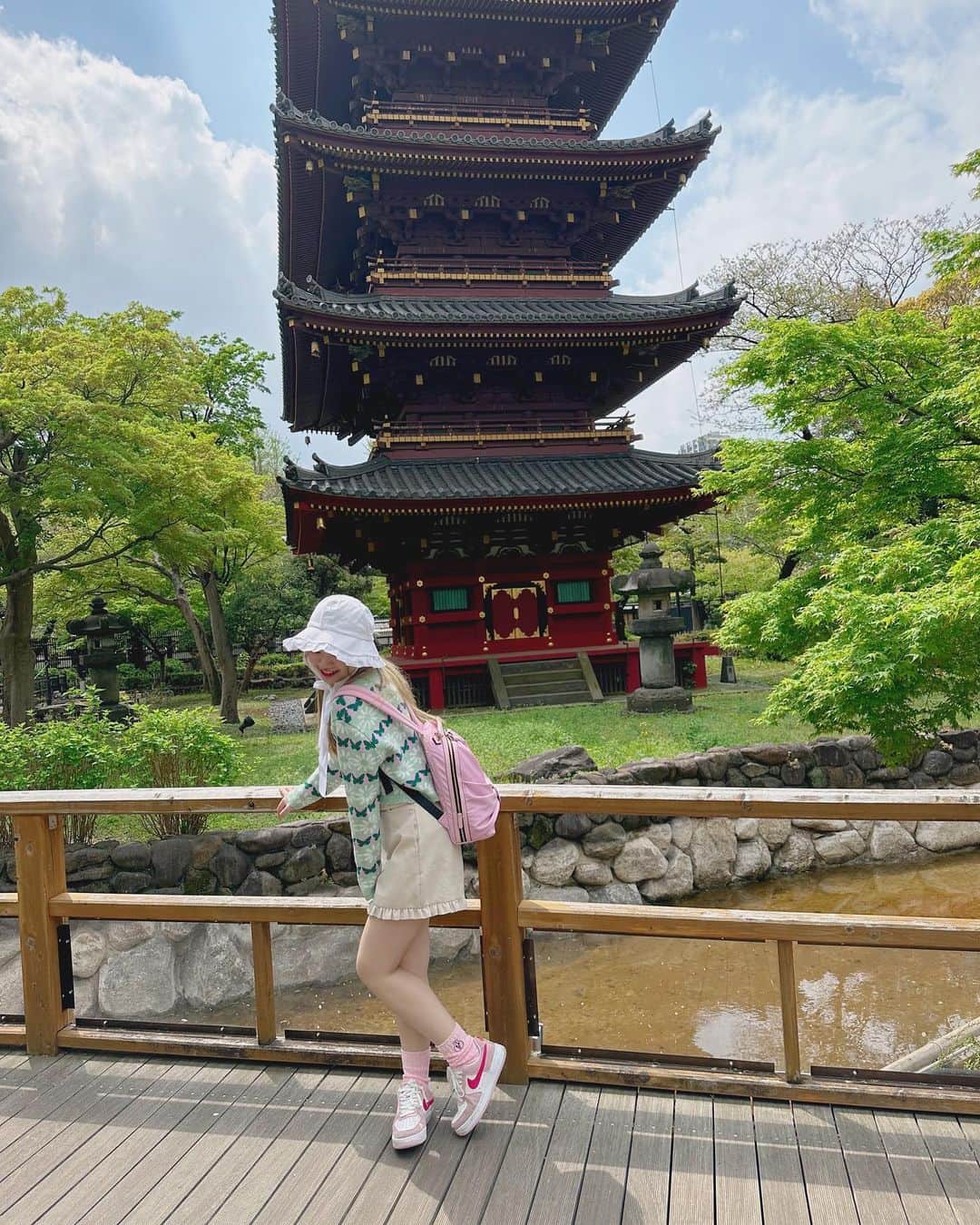 中川千尋さんのインスタグラム写真 - (中川千尋Instagram)「大好きなんだと思う  君のことが！！  #kawaii #18yearsold #ゆめぽえむ #ちーこーで #上野 #上野動物園 #観光客 #インスタグラマー さんの列に並んでお母様にそれっぽく撮ってもらいましたワラ　ここ有名なスポットなのかな⁇東京初心者なので毎日楽しいです♪」4月8日 19時35分 - uug2_chiiko