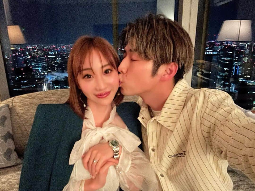 秋倉諒子のインスタグラム：「HBD to me❤️✌️  5日は毎年お父さんお母さんに感謝して 毎年お母さんが出産大変だった話して  無事に生まれて、元気に、育ってくれて、運動神経も良くて、美人で格好良くて、素晴らしい女性に育って、嬉しいね！生まれてきてくれてありがとう😚諒子は、産んでくれて、ありがとうって、言うんだよ😆(最後おもろくない？w) ってお母さんに言われたって話を綾香にしたら素敵だねって  いつも全力で味方してくれる家族みたいな家族を私も作りたいなと、ふと思った♡」