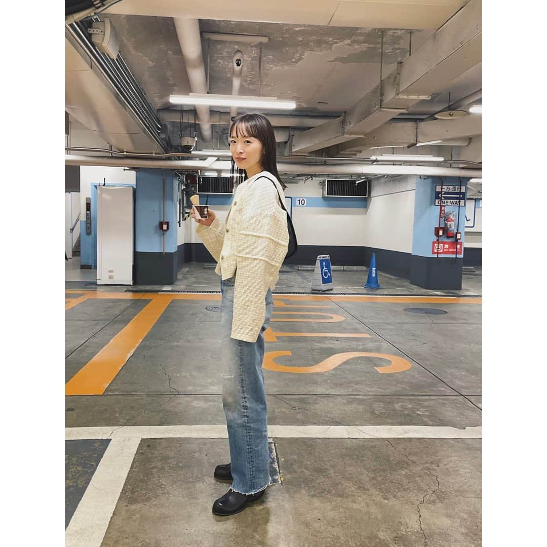 野尻美穂さんのインスタグラム写真 - (野尻美穂Instagram)「新しい服と新しい靴で気分良くアイス買ったらめちゃくちゃ寒かった😇 春ってそうよね〜😇  #untishold  #wai_ships  #wai_2023ss」4月8日 19時38分 - miho_cocoa