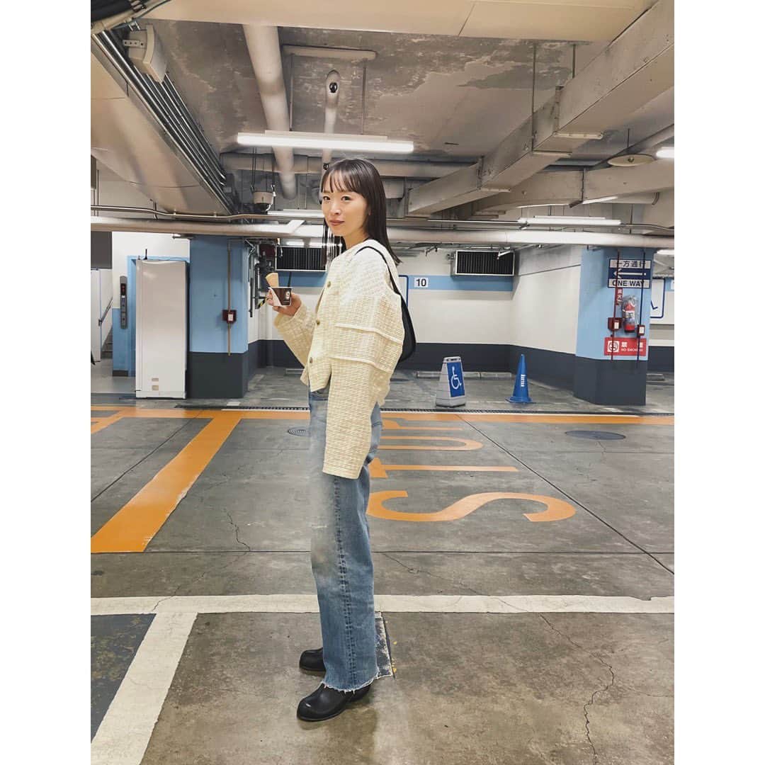 野尻美穂のインスタグラム：「新しい服と新しい靴で気分良くアイス買ったらめちゃくちゃ寒かった😇 春ってそうよね〜😇  #untishold  #wai_ships  #wai_2023ss」