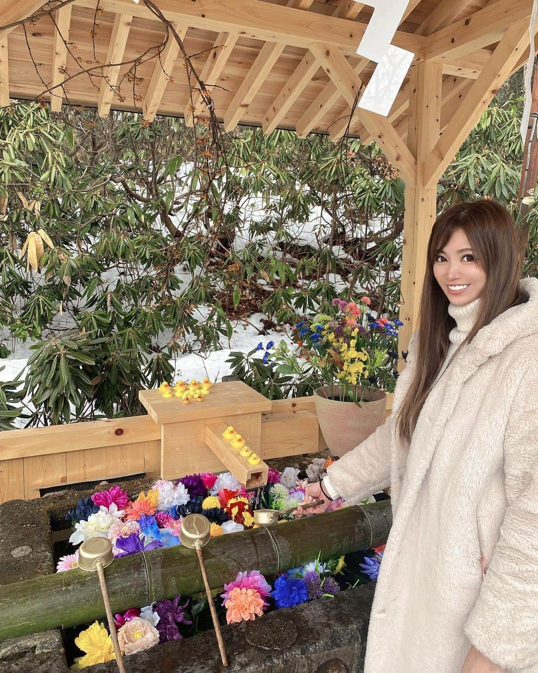 AIのインスタグラム：「諏訪神社の花手水🌼🌸🐥 ＊ ＊ 可愛すぎた☺️❤️  これなら寒くても手洗いたくなるよね🙌  #群馬 #草津 #草津湯畑 #諏訪神社 #手水舎 #花手水 #花手水舎」