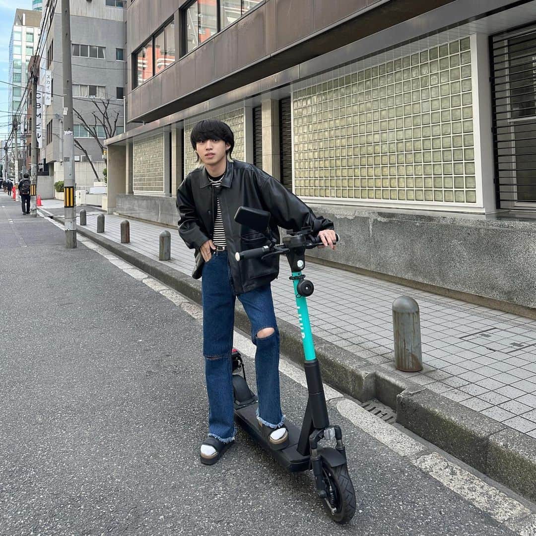 がーくんさんのインスタグラム写真 - (がーくんInstagram)「・ 京都でのフリマイベント来てくれた方ありがとうございました❤️‍🔥  次のイベントは来週4/15.4/16のGIDEAL.東京POP-UP STORE @gideal_official   写真で着てるレザージャケットは東京POP-UP STORE先行販売予定🗼 オンラインの販売日はまたGIDEAL.のアカウントで告知します！  leather jacket : @gideal_official  border T-shirt : @towncraftprep_official  necklace : @jieda  belt : @towncraftprep_official  denim pants : @towncraftprep_official  sandals : @henderscheme」4月8日 19時50分 - gaaaaa0719