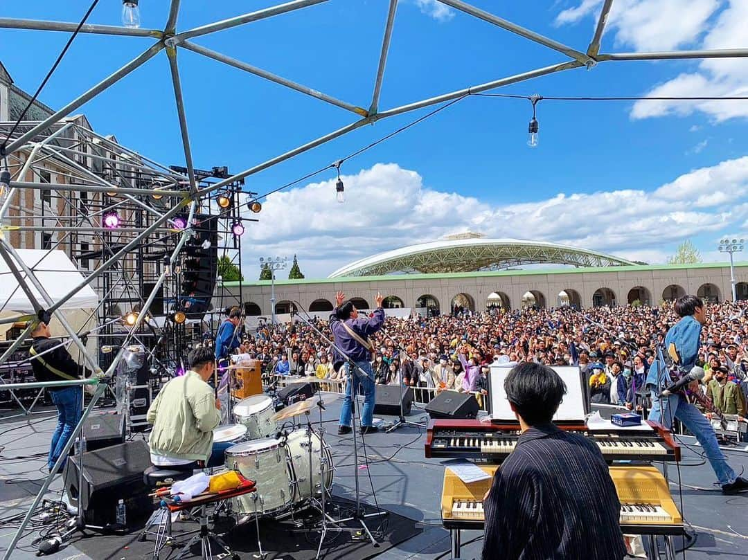 never young beachさんのインスタグラム写真 - (never young beachInstagram)「KOBE SONO SONO ’23 at 道の駅 神戸フルーツ・フラワーパーク 大沢にお越し頂いた皆さん、ありがとうございました！次のライブは4月17日 名古屋公演を皮切りに素敵なゲストの方々とお送りする２マンツアー“never young beach TOUR 春歌舞”が遂にスタート！ぜひ、お越しください🙌  4月17日(月) 愛知｜Zepp Nagoya　ハナレグミ  4月26日(水)  東京｜Zepp Haneda　森山直太朗  4月28日(金) 大阪｜Zepp Namba　くるり   MORE INFO⏩https://neveryoungbeach.jp/news/316/  #neveryoungbeach #ネバーヤングビーチ #ネバヤン #ハナレグミ #森山直太朗 #くるり」4月8日 19時50分 - never_young_beach_official