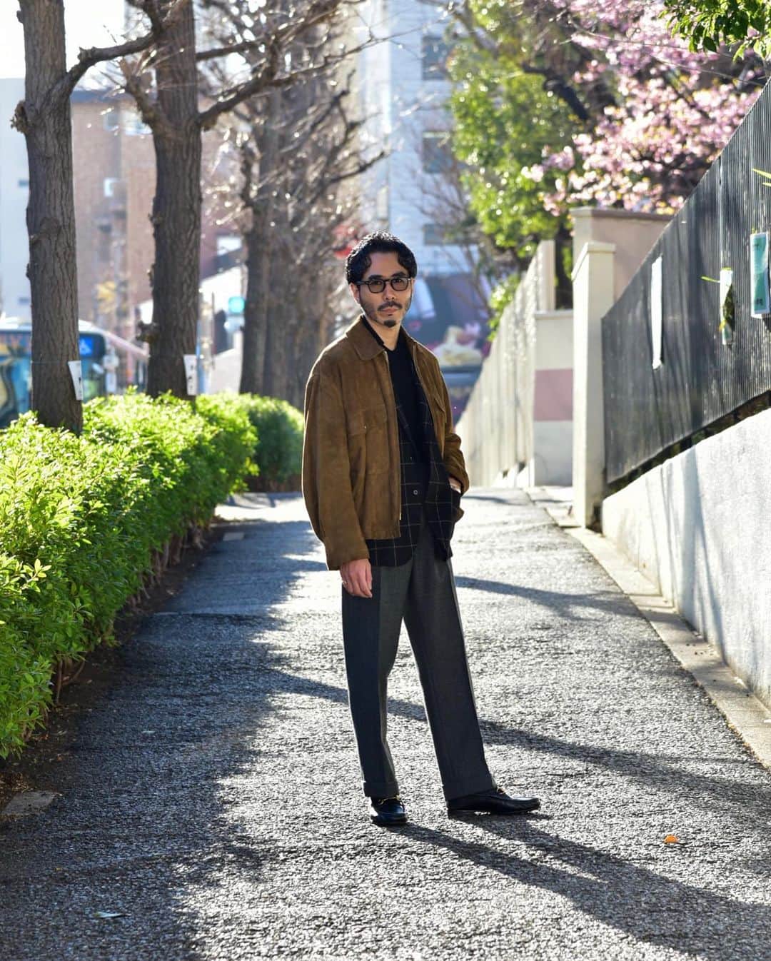 のインスタグラム：「. . This season's favorite flight jacket. I like the fact that it goes well with any style... . . 今季のお気に入りフライトジャケット。 シルエットはもちろん素晴らしいのだが、色使いと全体のバランスを気にすれば意外とどんなスタイルにもハマってくれると。 ジャケットのベージュのペーンがね。 . .  Glasses- @jacquesmariemage   Flight jacket- @cinquanta_official  Jacket- @ring_jacket  Knit- @vandori_aoyama × @designworks_mens_official  Pants- @berwich_pants  Shoes- @gucci  Acc- @hermes @adawat_n_tuareg @givenchy  Watch- @piaget  . . #flightjacket #military #jacket #jacketstyle #fashion #ootd #mensfashion #glasses #menstyle #vintagejewelry #ootdfashion #menswear #vintagewatch」