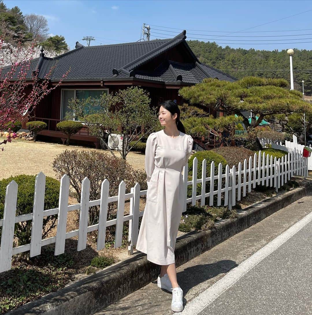 ハン・ジウさんのインスタグラム写真 - (ハン・ジウInstagram)「저 일본 여행왔어요🌸  일본 같죠? ㅋㅋㅋ꙼̈ (일본 한번도 안 가본 1인)  제천 청풍호 부근 꽃 핀 마을인데 다시봐도 예쁘네요  꽃샘추위 빨리 지나갔으면✊🏻✊🏻」4月8日 19時43分 - han_jiwooo
