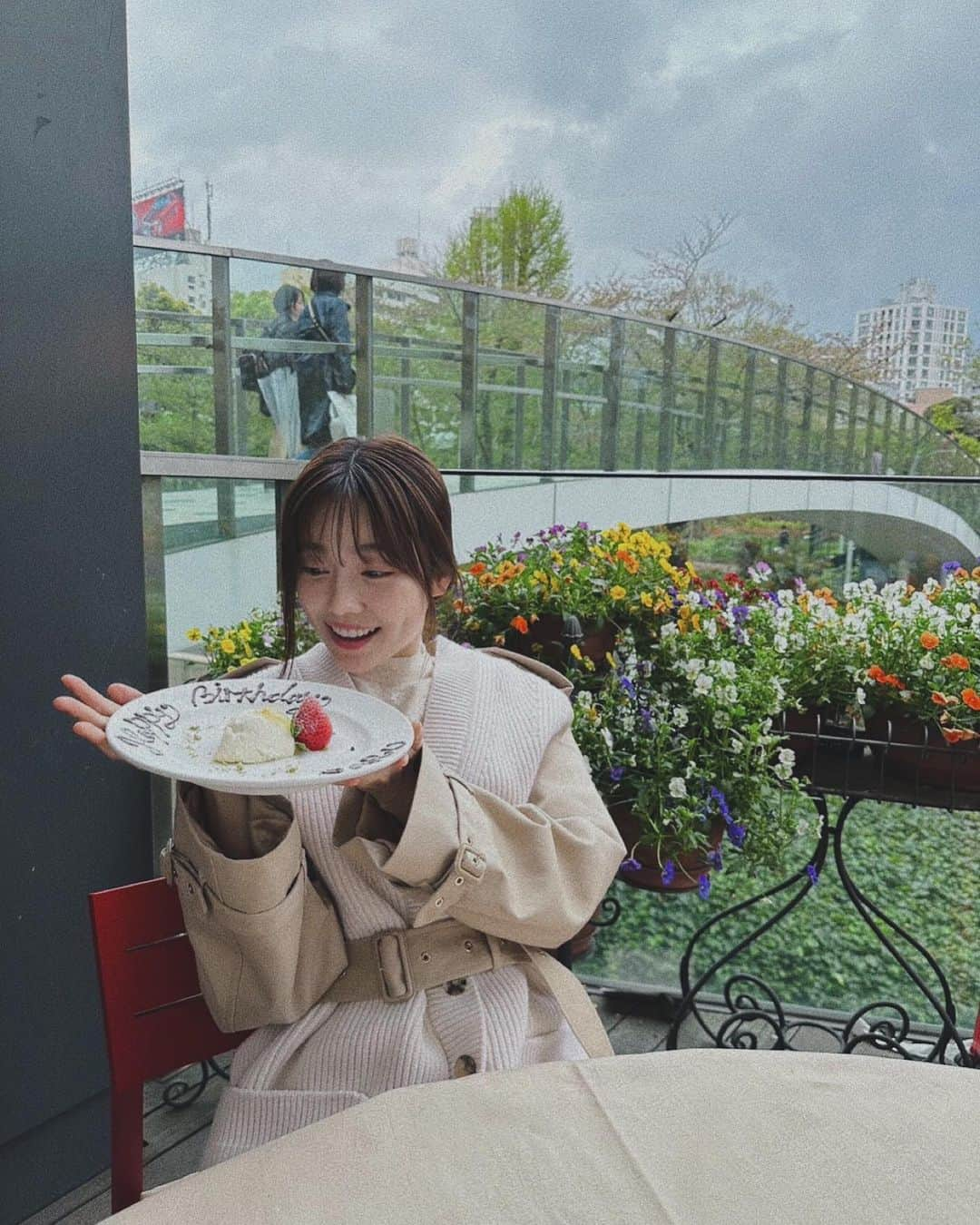 島崎遥香のインスタグラム：「お友達がお祝いしてくれたんだ〜😆🎂」