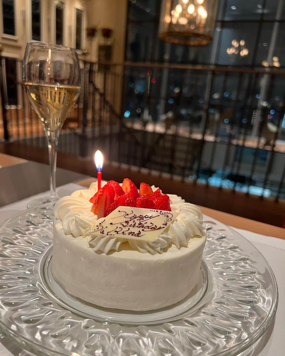 桜井莉菜さんのインスタグラム写真 - (桜井莉菜Instagram)「大好きなメンバーにお誕生日会してもらった💗🎂💗 ちえちかと遊んだ時はいつも写真は双子にサンドしてもらってる❤️ 2人との出会いは小悪魔agehaの時だけど、雑誌やってる時は実はあんまり話した事なかったんだよね👯 5.6年前からよく遊ぶようになって、凄く良い子達だなと思った💓 出会った頃はどっちがどっちかわからなかったから名前を呼ばないようにしてた😂 けど今はもう完全に似てるとも思わないくらい別にしか見えない❤️ 一緒に居ればいるほど2人の性格の違いもわかってきてますますそれぞれ大好きに💕 毎年大好きな双子のお祝いして、お祝いしてもらって、大人になってからのお友達だけどずっと一生仲良しで居ようね🌼 この日は素敵レストランでお祝いして頂いたので、ジャケットコーデで🖤 今の時期この【 @riina_couture 】のジャケットがめちゃ使える💓💓💓 2次会でもまさかのフルーツ盛りが🥹🍓🥝🍍🍊✨ みんなにお祝いしてもらってお誕生日前から毎日幸せいっぱい過ぎる🫣 プレゼントは次の投稿をお楽しみに…💕  #誕生日#双子#バースデー#幸せ」4月8日 19時44分 - rina__sakurai