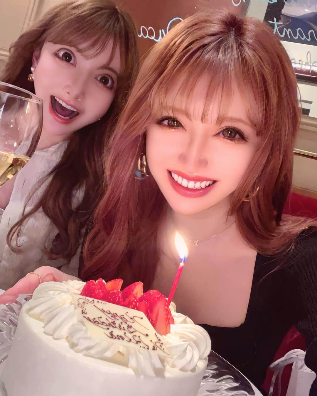 桜井莉菜さんのインスタグラム写真 - (桜井莉菜Instagram)「大好きなメンバーにお誕生日会してもらった💗🎂💗 ちえちかと遊んだ時はいつも写真は双子にサンドしてもらってる❤️ 2人との出会いは小悪魔agehaの時だけど、雑誌やってる時は実はあんまり話した事なかったんだよね👯 5.6年前からよく遊ぶようになって、凄く良い子達だなと思った💓 出会った頃はどっちがどっちかわからなかったから名前を呼ばないようにしてた😂 けど今はもう完全に似てるとも思わないくらい別にしか見えない❤️ 一緒に居ればいるほど2人の性格の違いもわかってきてますますそれぞれ大好きに💕 毎年大好きな双子のお祝いして、お祝いしてもらって、大人になってからのお友達だけどずっと一生仲良しで居ようね🌼 この日は素敵レストランでお祝いして頂いたので、ジャケットコーデで🖤 今の時期この【 @riina_couture 】のジャケットがめちゃ使える💓💓💓 2次会でもまさかのフルーツ盛りが🥹🍓🥝🍍🍊✨ みんなにお祝いしてもらってお誕生日前から毎日幸せいっぱい過ぎる🫣 プレゼントは次の投稿をお楽しみに…💕  #誕生日#双子#バースデー#幸せ」4月8日 19時44分 - rina__sakurai