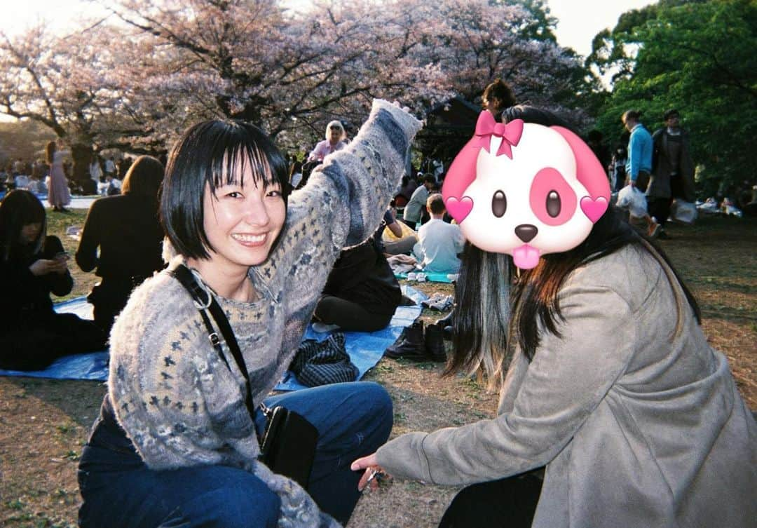 大塚びるさんのインスタグラム写真 - (大塚びるInstagram)「数億年ぶりに大学の同期と花見行ったんやけど、めっちゃ楽しかった☺︎🌸  写ルンですがとてもいいよね〜エモエモ〜  私も仕事頑張る💪 これからもよろしくねん🌸  #花見 #hanami #同窓会 #思い出グラム #memories #follow #フォロー #写ルンです #photogram #エモい #エモい写真 #fashion #japanesegirl」4月8日 19時44分 - biru_o