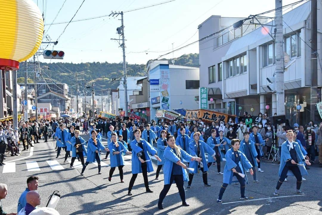 島田市さんのインスタグラム写真 - (島田市Instagram)「第40回「金谷茶まつり」が開幕しました。初日の今日は、茶娘たちが一堂に会して踊る『茶娘道中』や屋台合同踊りなどを披露。夜には屋台正面付けなど、宵の熱気を感じることができます。開催は明日まで。ぜひ、会場でご覧ください。 #静岡県島田市 #島田市  #島田市緑茶化計画 #金谷 #茶娘#新茶 #緑茶 #静岡旅行 #島田旅行 #するとら」4月8日 19時45分 - shimadacity_shizuoka_official