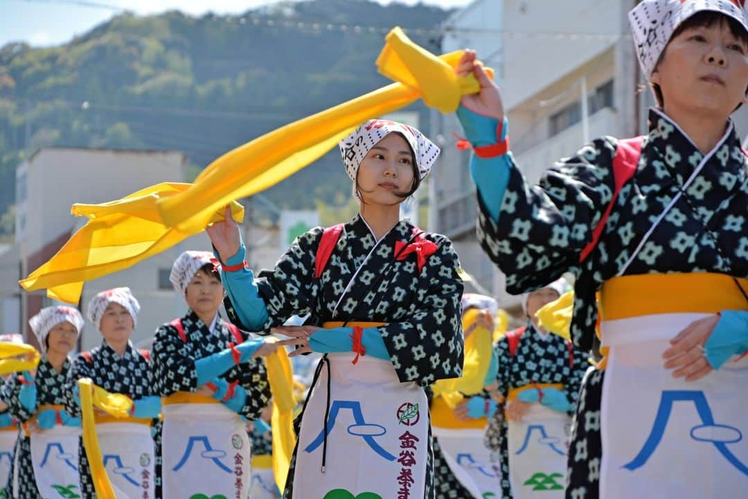 島田市のインスタグラム：「第40回「金谷茶まつり」が開幕しました。初日の今日は、茶娘たちが一堂に会して踊る『茶娘道中』や屋台合同踊りなどを披露。夜には屋台正面付けなど、宵の熱気を感じることができます。開催は明日まで。ぜひ、会場でご覧ください。 #静岡県島田市 #島田市  #島田市緑茶化計画 #金谷 #茶娘#新茶 #緑茶 #静岡旅行 #島田旅行 #するとら」