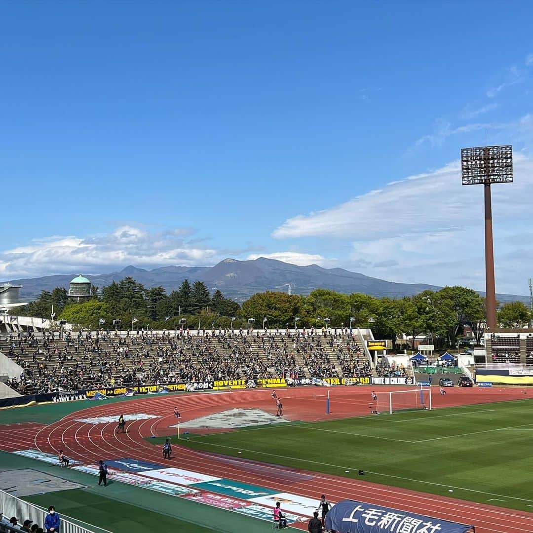 のインスタグラム：「⚽️ 群馬 1-0 長崎  win＋3💪 3連勝💪  7年ぶりに長崎に勝利！！ 私たちサポーターにとっては、より嬉しい勝利！  群馬らしさ全開の強風で、風下をとった前半に先制点。 その後も果敢にゴールに向かっていましたが、スコアは動かず、前半の1点を守り切ってウィーーーーーン💪  今シーズンは特に、全員が集中して最後まで粘り強く戦う姿が、頼もしく感じます。  今日も赤城山がキレイでした。 ナイスゲーーーーム！！  #ザスパクサツ群馬  #vファーレン長崎  #J2 #Jリーグ #サッカー観戦 #取材」