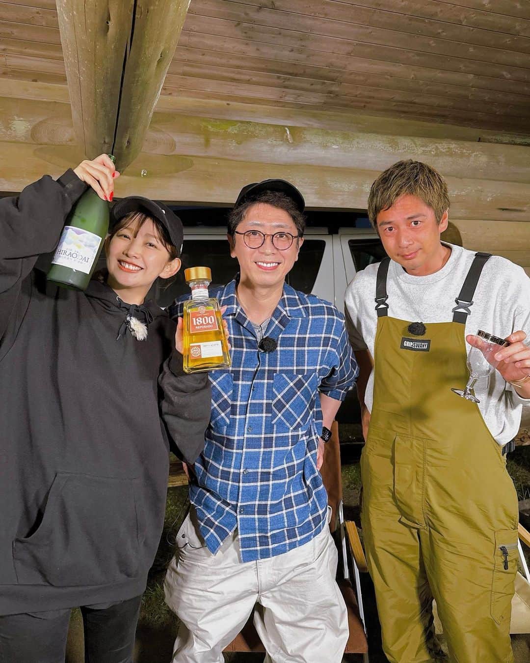 中上真亜子のインスタグラム：「こないだの楽し過ぎたBBQロケ🍖 徳井さんと後藤さんが本当に仲良くて 本当に面白くて ずっと笑ってた🥃  お買い物で1800(テキーラね)買って そして食べる前に呑んじゃって 本当に調子乗ってたよ  そしてたーくさんDM頂いてたんですが 4/26の19:00からのRKBまじもんでオンエアだよっ是非観てください☺️🫶 #ビールに焼酎に赤ワインに白ワインに日本酒にテキーラ #酒買い過ぎ  そしてこのロケ終わりの 深夜の朝ご飯作りをYouTubeにアップしたので お時間あるときに良ければストーリーズから🥹🫶」