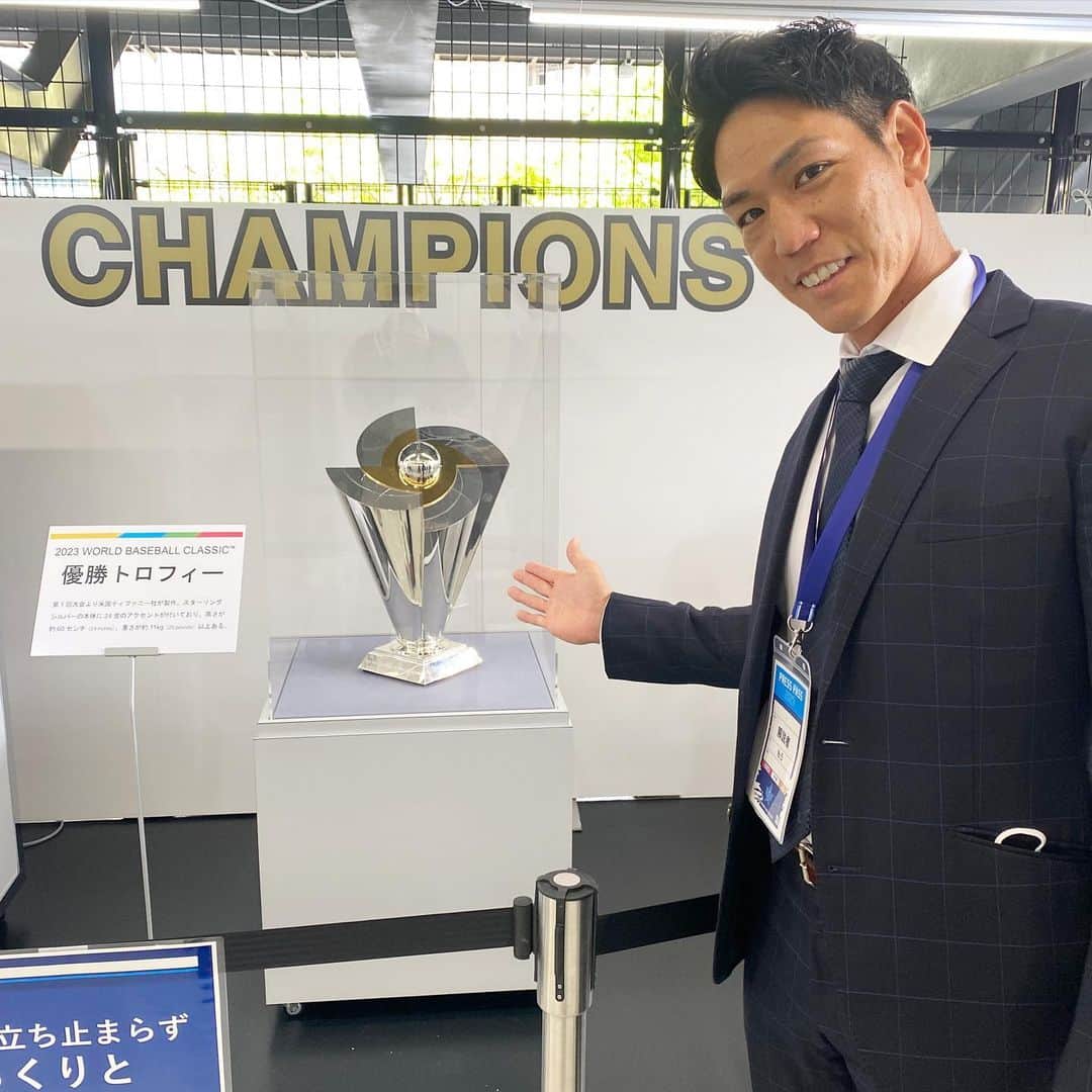 荒波翔のインスタグラム：「3連勝ーーー👏  ガゼルマン ナイスピッチング、野手顔負けバッティング😆  プーさん ナイスバッティング🎉  大気の大活躍👏  そして、昨日からの飾られたWBCゾーンに行ってきました🤗 たくさんの感動をありがとうございました😊  #wbc  #世界一  #優勝  #トロフィー  #展示」