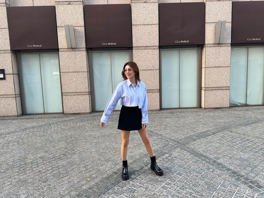 久松郁実さんのインスタグラム写真 - (久松郁実Instagram)「🩵🖤 ⁡ ⁡ ⁡ ⁡ short shirt×mini skirt🤍 ⁡ ⁡ スキ🤭」4月8日 19時52分 - ikumi_hisamatsu