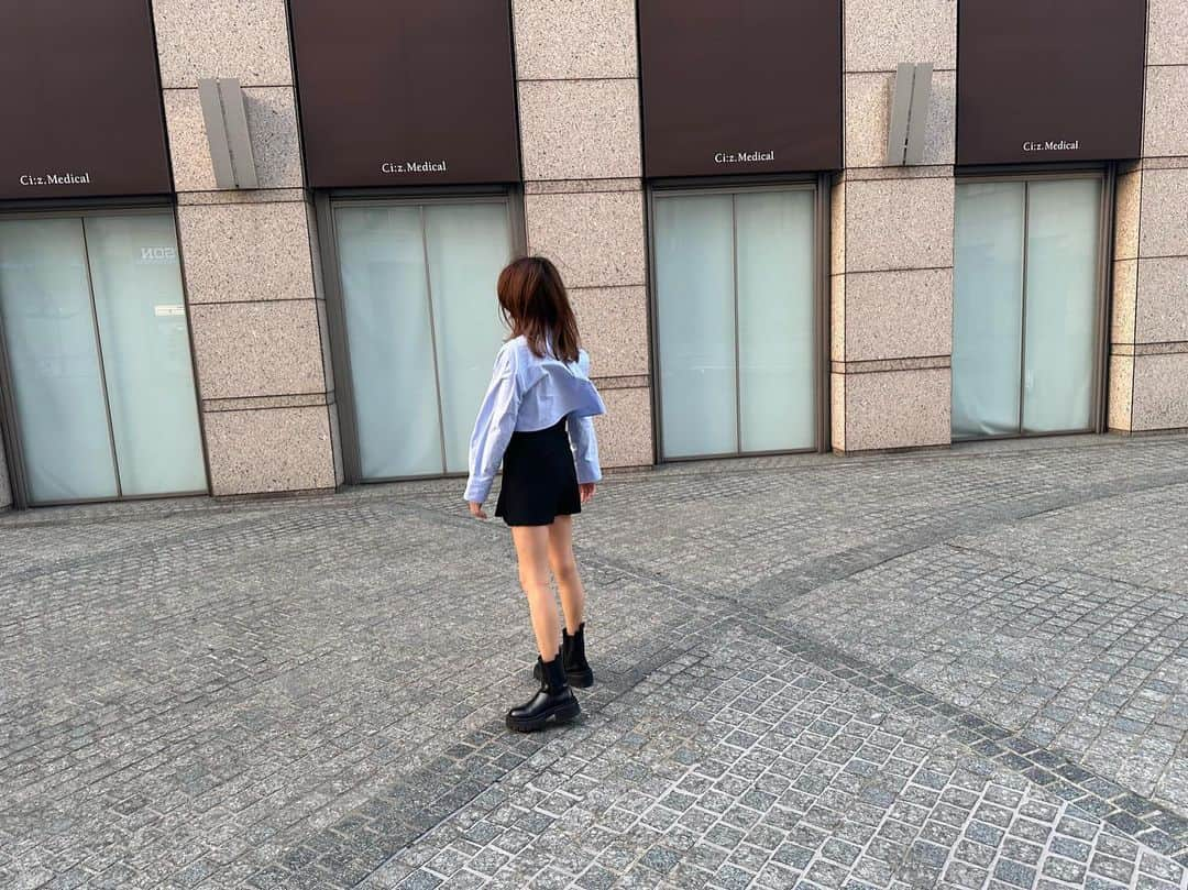 久松郁実さんのインスタグラム写真 - (久松郁実Instagram)「🩵🖤 ⁡ ⁡ ⁡ ⁡ short shirt×mini skirt🤍 ⁡ ⁡ スキ🤭」4月8日 19時52分 - ikumi_hisamatsu