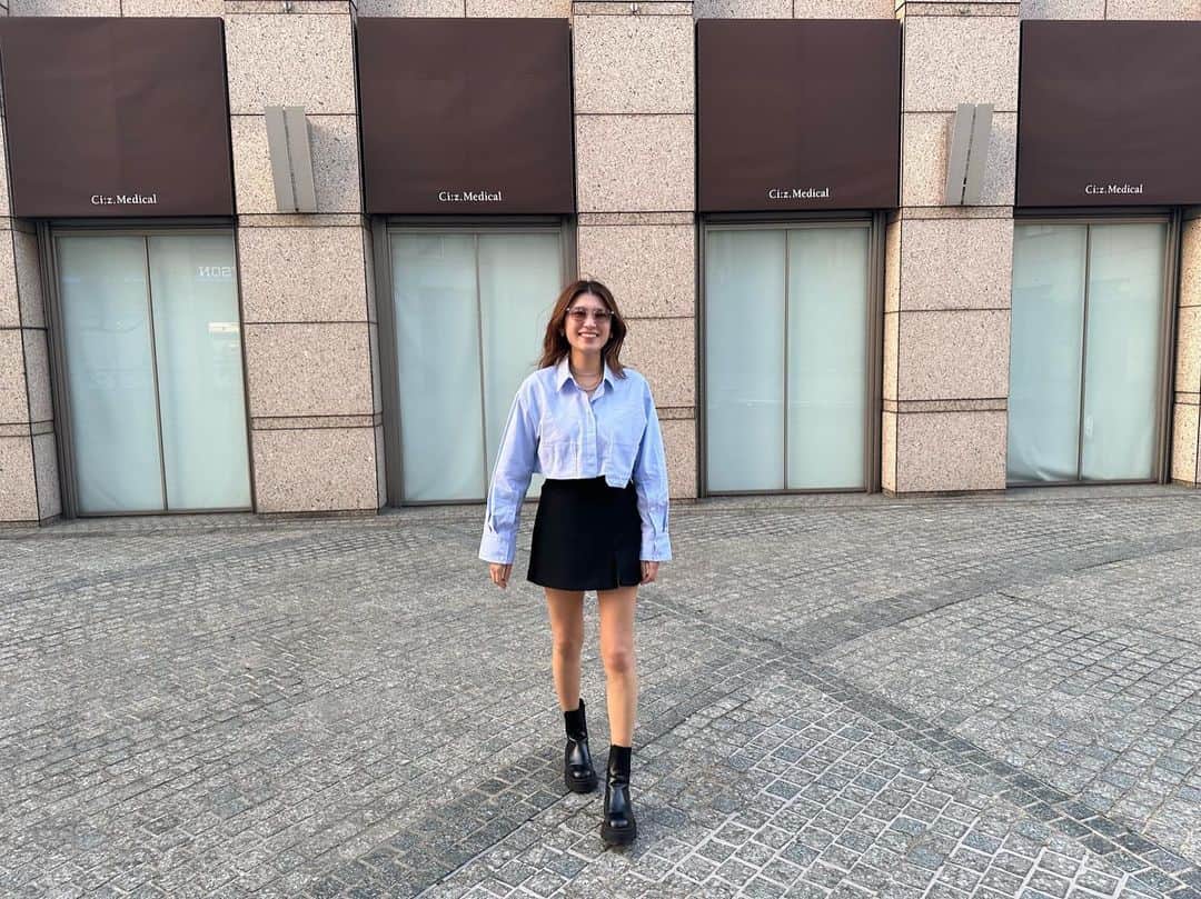 久松郁実のインスタグラム：「🩵🖤 ⁡ ⁡ ⁡ ⁡ short shirt×mini skirt🤍 ⁡ ⁡ スキ🤭」