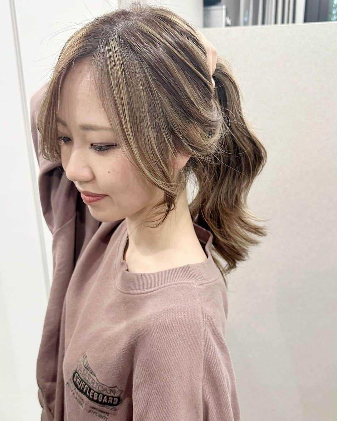 【高砂・美容師】平岡歩 ヘアアレンジ hairarrangeさんのインスタグラム写真 - (【高砂・美容師】平岡歩 ヘアアレンジ hairarrangeInstagram)「ベージュ系ぎゃうハイライトにし下さい🙏  兵庫県姫路加古川エリアで 1番ハイライトカラーしてる🥇平岡あゆみと申します🙇‍♂️  現在ありがたいことに、ご新規様のご予約が基本的、1.5から2ヶ月待ちとなっております🙇‍♂️ ご予約お取りしずらいですが、是非諦めず予約獲得に挑戦していただけると嬉しく思います✨ ご希望であればスラッシュの他の優秀なスタッフのご紹介もさせて頂きますのでご相談ください✨  ⚠️ハイライトでこんな悩み、経験はございませんか？ ⁡ 😞ハイライトしたけどよくわからない 😞ハイライトが太すぎて虎柄みたいになった 😞ハイライトが白髪みたいになった 😞ハイライトが何故か思い通りになった事がない ⁡ これらのお悩みや失敗には全て理由があって、例えばよくわからないハイライトは、カラーを塗る際の塗り分けの仕方が間違っていたり、ハイライトが太いのはハイライトの入れ方に工夫がなかったり、僕自身もまだ経験が浅い頃全てを経験した事がありました（その頃お越し頂いてたお客様すみません🙏）ですが失敗を糧にお客様に必ず喜んで貰える様になりたいと、10年以上の美容師人生をかけ、その術を学び、考え、習得して参りました✨ ⁡ 他のハイライトカラーも是非ご覧下さい👇 @ayumi_hiraoka ⁡ ハイライトに挑戦したいけど綺麗になるのか不安と言う方、その不安は僕の前では絶対に安心に変わるので、お悩みの方は是非ご相談ください☺️ ⁡ ハイライトは特殊な技術故に誰でも出来る技術ではございません🙅‍♂️難しい技術で、お客様の現在の髪状態や施術履歴にも非常に影響されるので、先ずは一度予約ご相談用 LINEからご相談ください🙏 難しい技術の為、1度のご来店では出来ない場合もあります、その際はどうすれば出来る様になるのか計算してプランをお伝え致しますのでご安心ください🙇‍♂️ ⁡ が【ハイライトをお考えの方へ💇‍♀️✨】 ハイライトをする時は… ▶︎色味 グレーorグレージュorブラウンorベージュor暖色 ▶︎明るさはどのくらい 暗めor明るめor明るすぎず暗すぎず？ ▶︎ハイライトの太さのイメージ 太めor細め？ ▶︎どういうイメージにみられたい？ カジュアル系orギャル系？ この4つを元に選ぶと美容師さんにも伝わりやすので是非ご参考下さい💁‍♀️ 僕が担当させていただく場合はこの項目を元にしっかり安心できるカウンセリングをさせて頂いてから、施術に入るので初めての方も是非ご相談ください😊  詳しくはプロフィールURLの料金表ご覧下さい🙏 【兵庫県姫路市】 ▶︎平岡歩 @ayumi_hiraoka ＿＿＿＿＿＿＿＿＿＿＿＿＿＿＿＿＿＿＿＿＿＿＿ 今まで幸せにさせて頂いた方々の髪はこちら💁‍♀️ ⬇︎⬇︎⬇︎⬇︎⬇︎⬇︎⬇︎⬇︎⬇︎⬇︎⬇︎⬇︎⬇︎⬇︎⬇︎⬇︎⬇︎⬇︎ 《@ayumi_hiraoka》 ＿＿＿＿＿＿＿＿＿＿＿＿＿＿＿＿＿＿＿＿＿＿＿  @slash_lifedesignsalon  株式会社s.l.d  代表平岡歩 ⁡  【お店情報】 営業時間　10時〜20時ぐらい 料金表　プロフィールURLに記載 住所　兵庫県姫路市西二階町121番地2階 ⁡ 【ご予約方法】 現在ご新規様のご予約はキャンセル待ちのみと なっております🙇‍♂️ キャンセル待ち専用 LINEを登録して、送られてくるキャンセル待ちエントリーフォームを入力してエントリーして下さい🙏 ご予約時にLINE @にて ・料金の事前提示 ・所要時間の事前提示 ・このカラーはどのメニュー選べばいい？ などお気軽にご相談下さい🙇‍♂️ ご予約はこちらのLINEからお願いします♪ LINE ID 【@183ihoos】 LINEのID検索より検索してください 最初の＠マークを忘れずに入れて下さい。 ご質問などはコメントにお願い致します！  #ハイライトカラー #ハイライトロング #ハイライトヘア  #白髪ぼかしハイライト #白髪を活かすハイライト  #姫路美容室　#姫路美容院　#姫路ハイライトカラー #姫路ハイライト#ブリーチなしハイライト#インナーハイライト#脱白髪染めハイライト #脱白髪染め #白髪活かしカラー　#白髪活かし　#ベージュハイライト」4月8日 19時53分 - ayumi_hiraoka