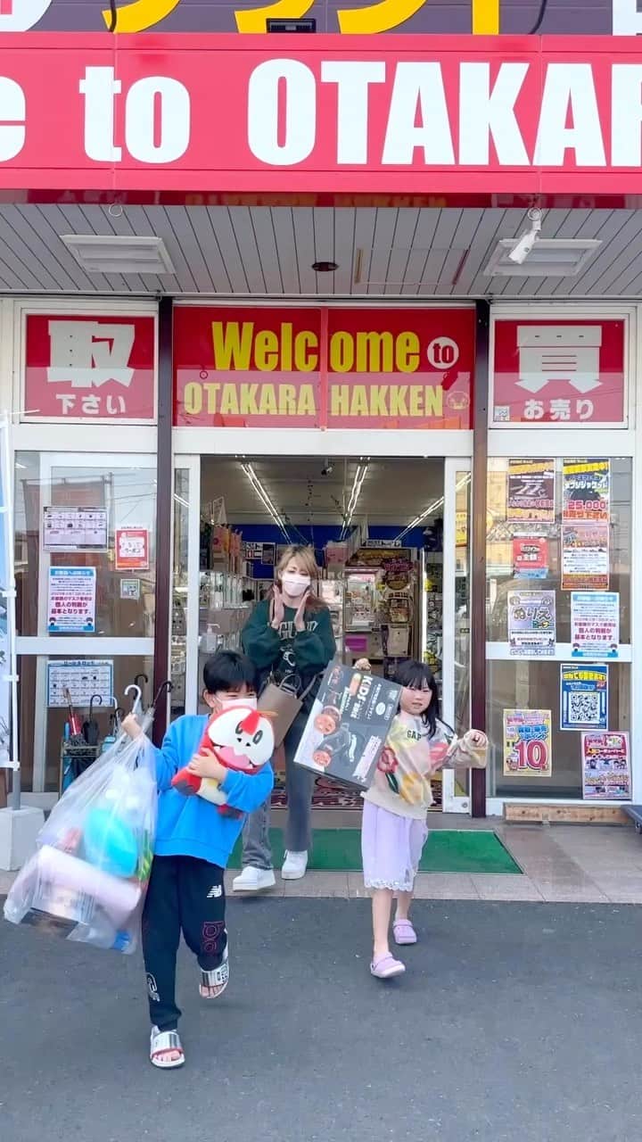 太陽チャンネルのインスタグラム：「お宝発見津山店で1万円チャレンジしたら… 獲れすぎた😙🫰  #ゲーセン #クレゲ #クレーンゲーム #ゴトン #ゴトン病 #大量ゲット #津山 #お宝発見津山店  #ホゲータ #ワーコレ」